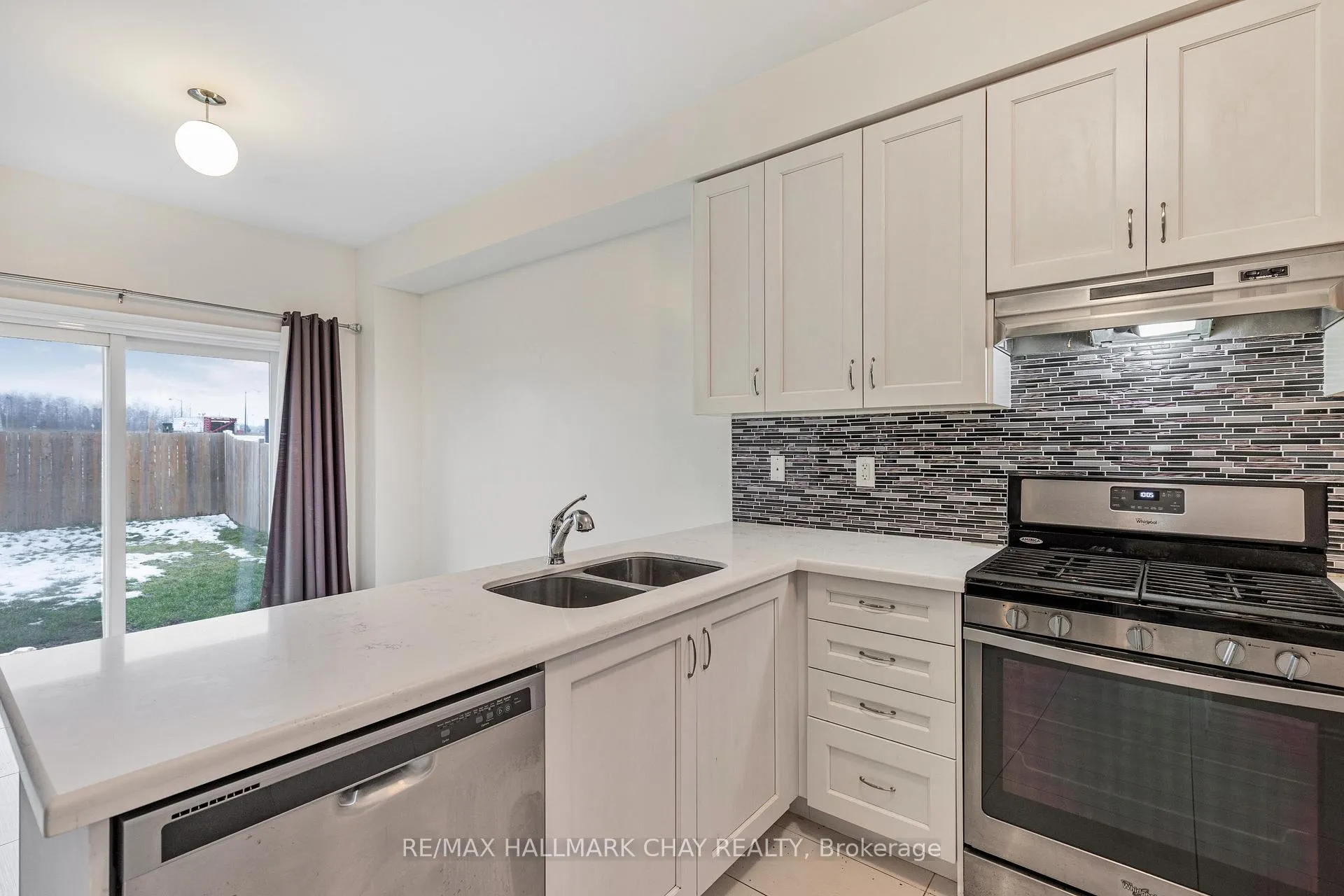 Photo 7 of 1340 Lormel Gate, Innisfil, Lefroy — HOMEH