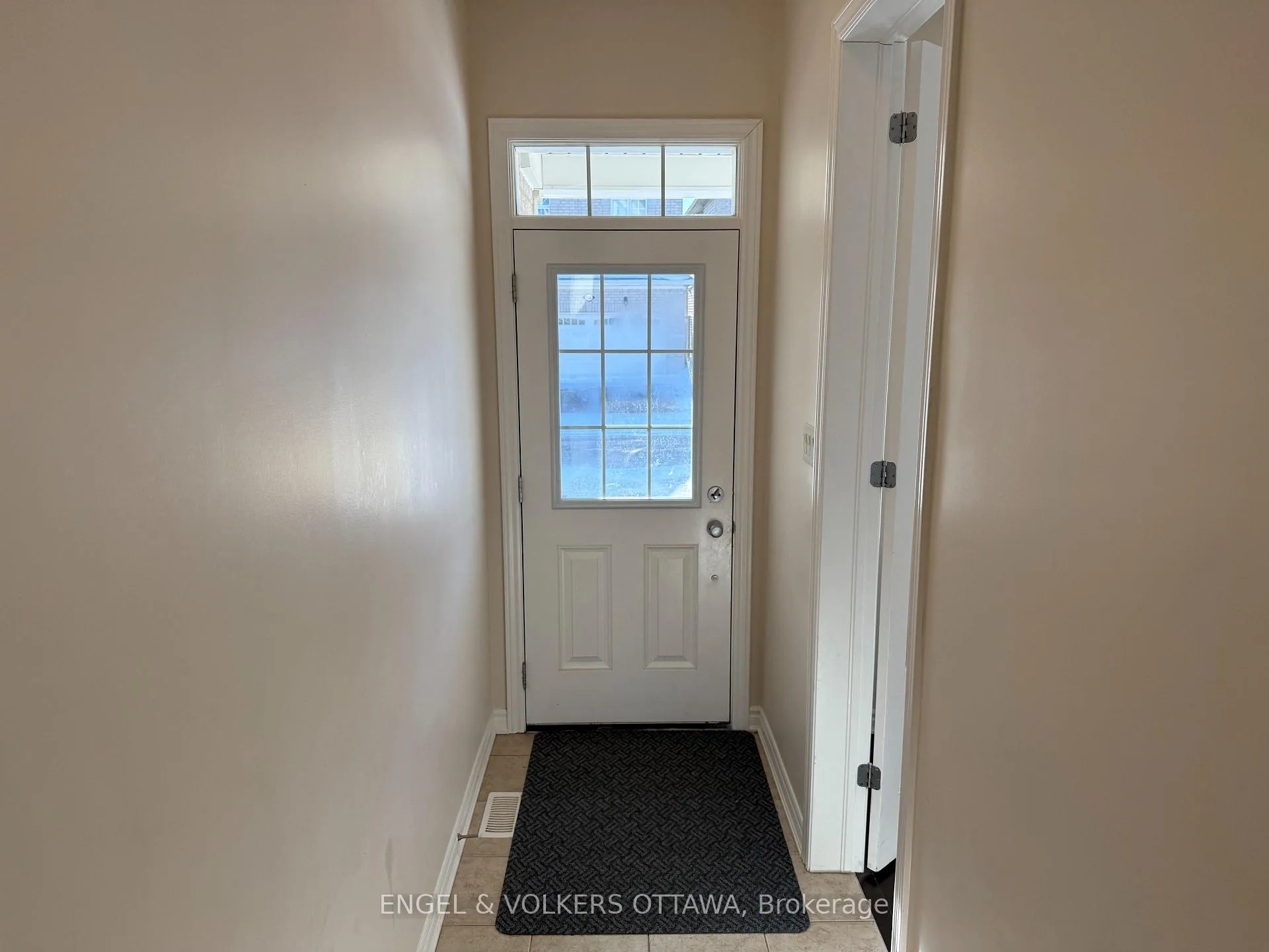 Photo 4 of 611 Silver Spruce Way, Ottawa, Kanata - Emerald Meadows/Trailwest — HOMEH