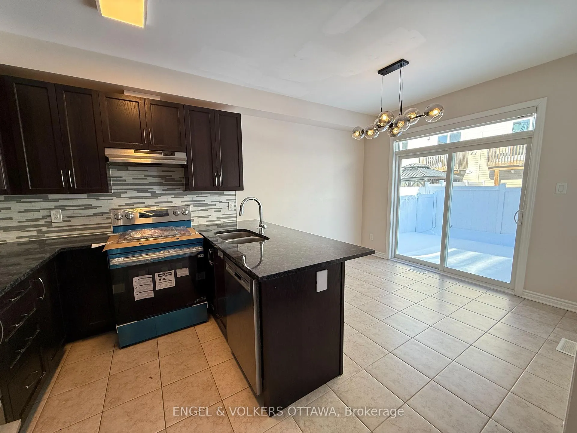 Photo 9 of 611 Silver Spruce Way, Ottawa, Kanata - Emerald Meadows/Trailwest — HOMEH