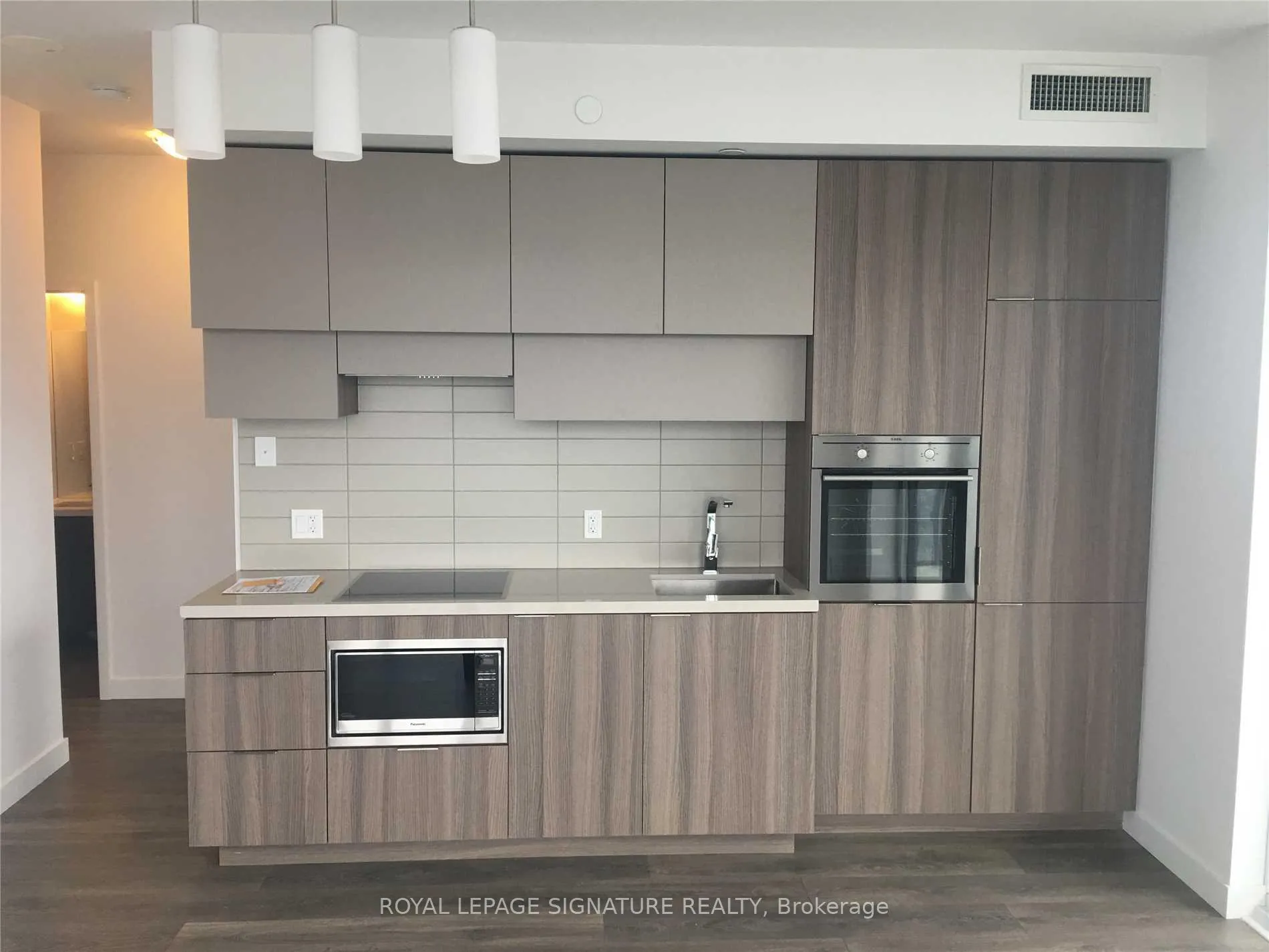 Front of Unit 4005, 8 Eglinton Avenue E