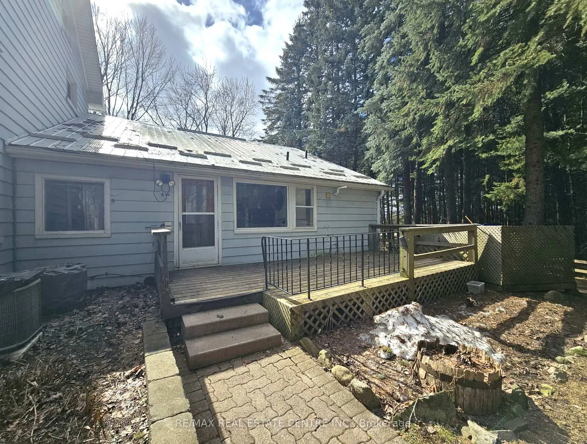 Front of Unit B, 1044 Knechtel Court