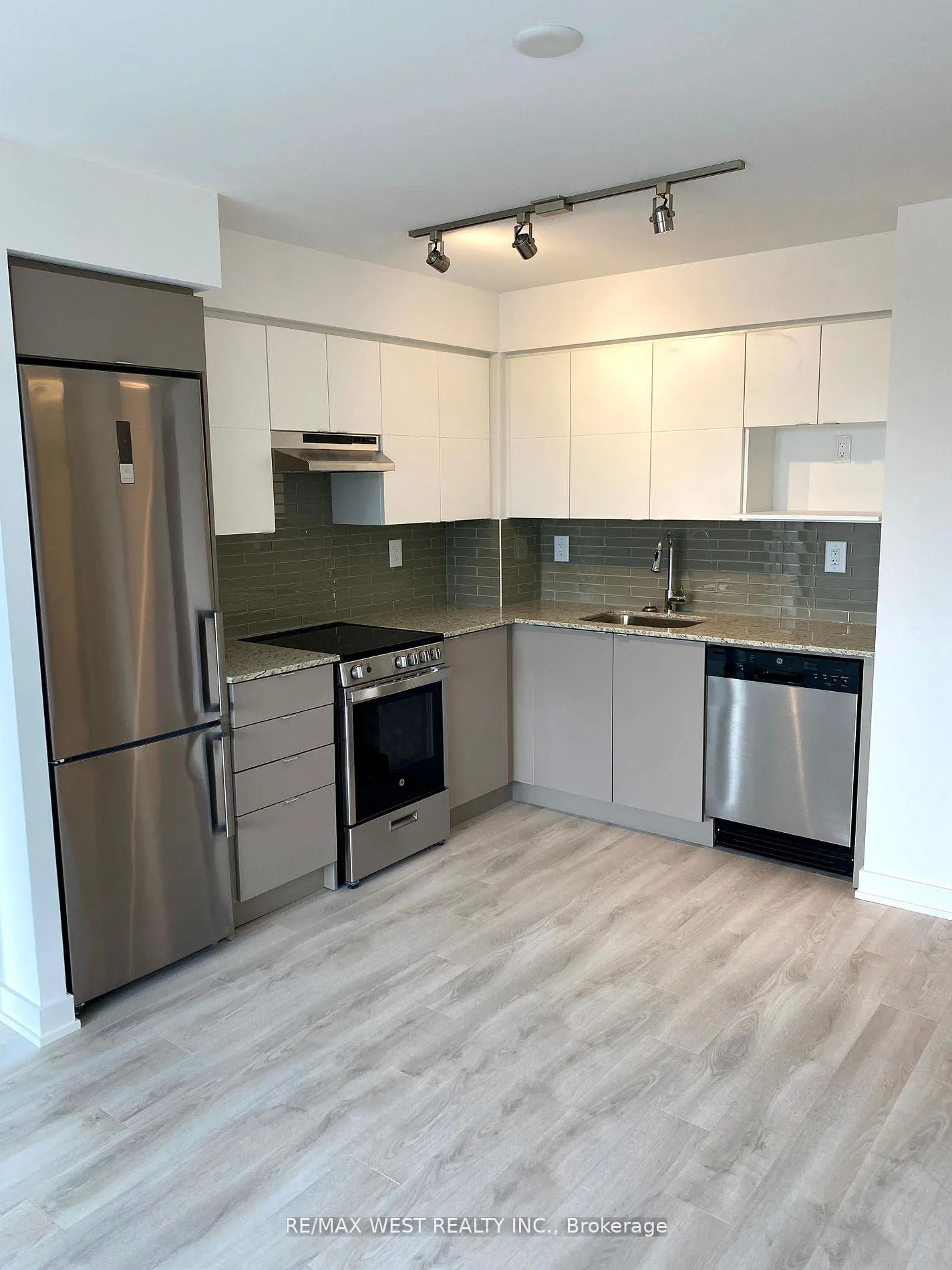 Photo 2 of 120 Varna Drive, Toronto, Englemount-Lawrence — HOMEH