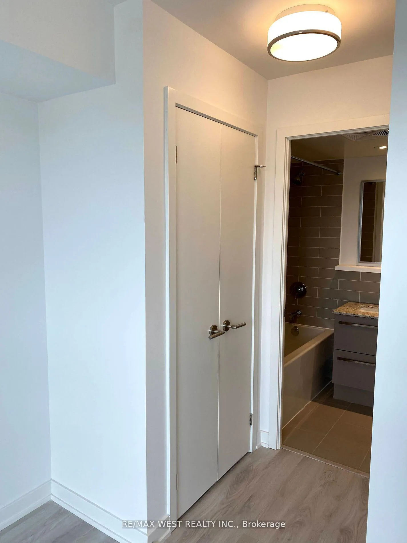 Photo 12 of 120 Varna Drive, Toronto, Englemount-Lawrence — HOMEH