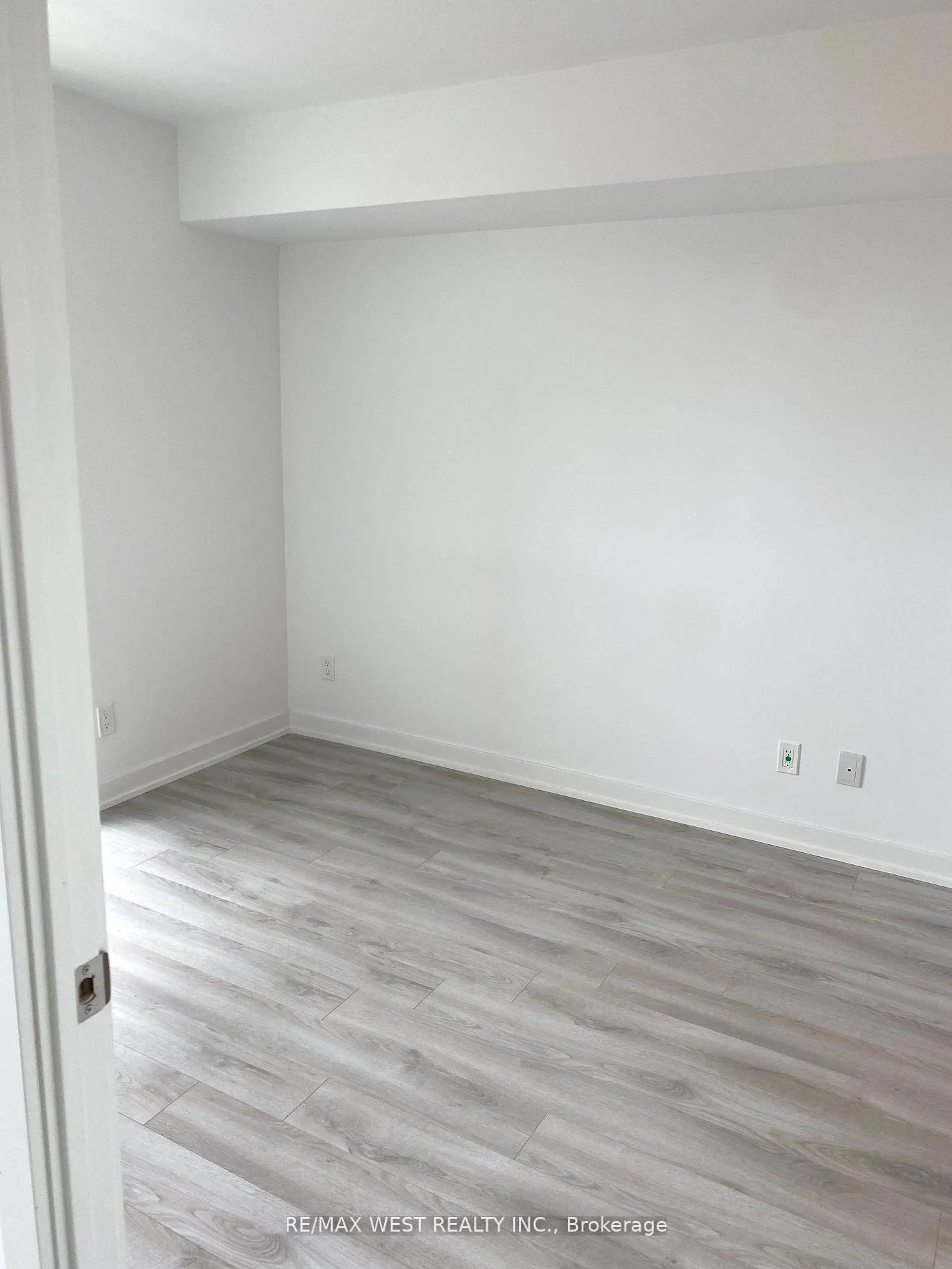 Photo 13 of 120 Varna Drive, Toronto, Englemount-Lawrence — HOMEH
