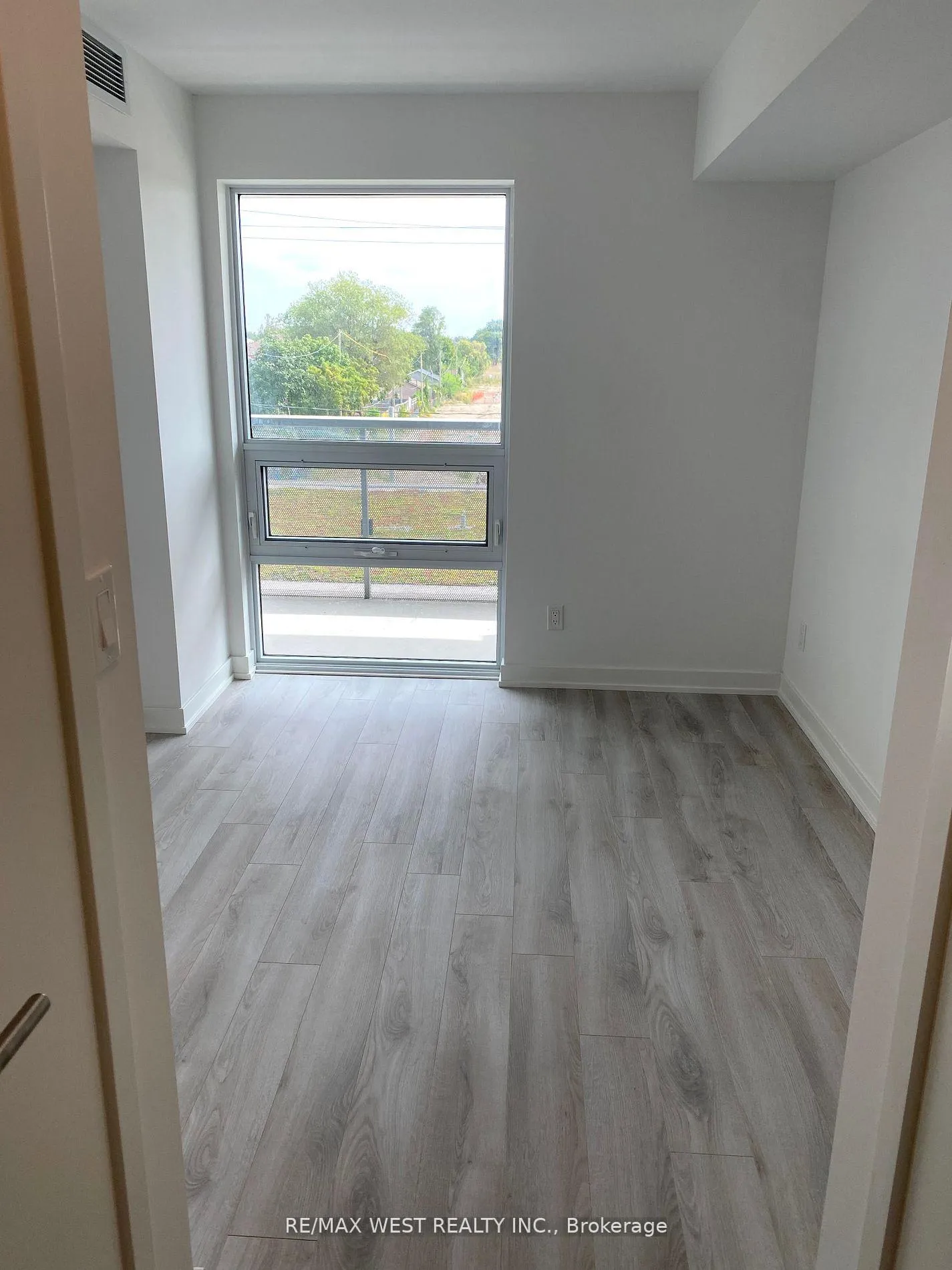 Photo 14 of 120 Varna Drive, Toronto, Englemount-Lawrence — HOMEH