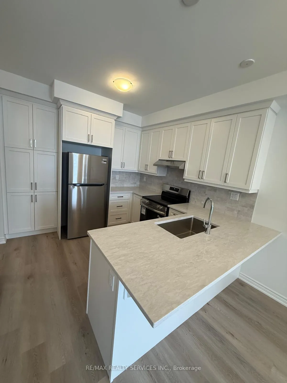Photo 5 of 75 Vinewood Crescent, Barrie, Rural Barrie Southeast — HOMEH