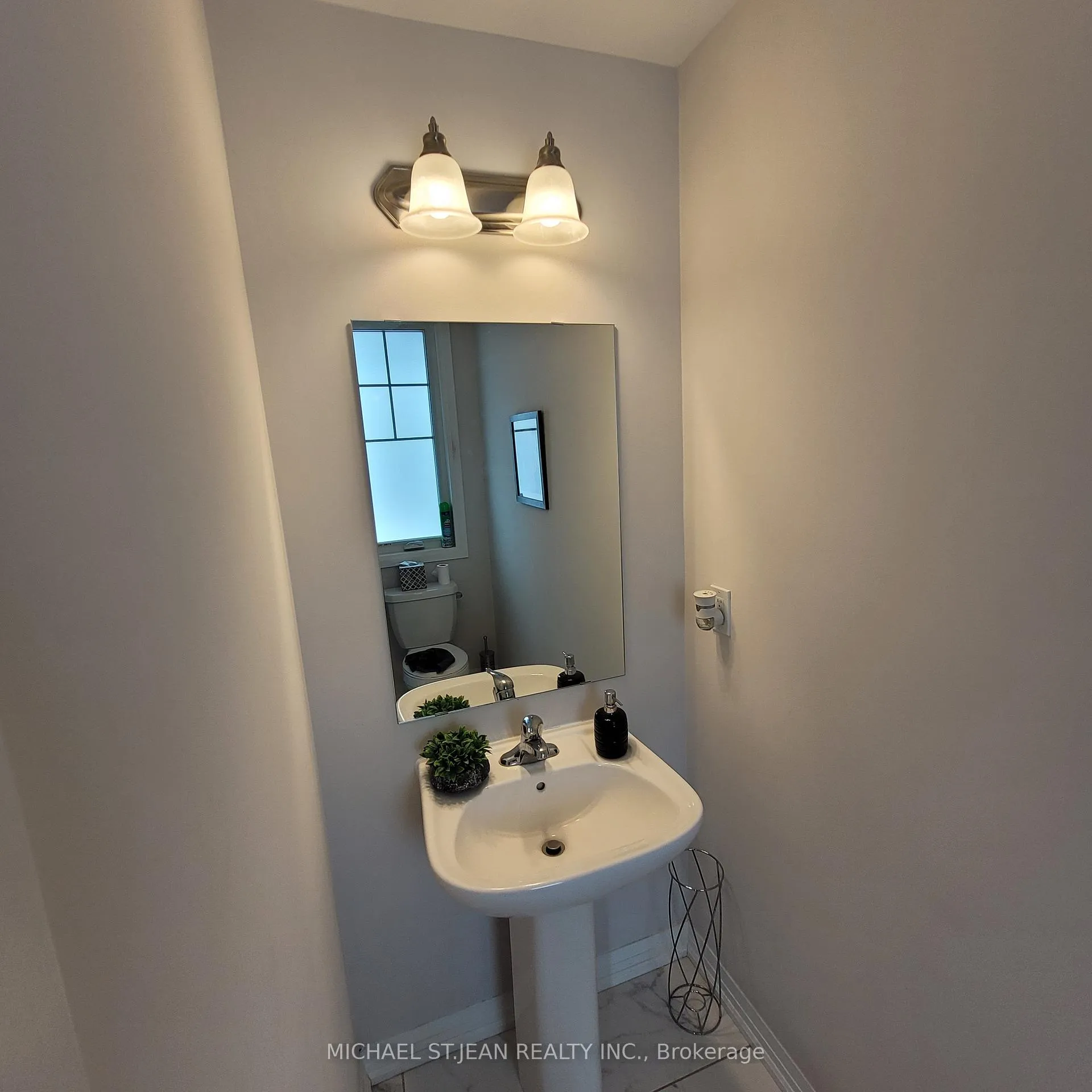 Photo 3 of 95 Fairey Crescent, Hamilton, Mount Hope — HOMEH