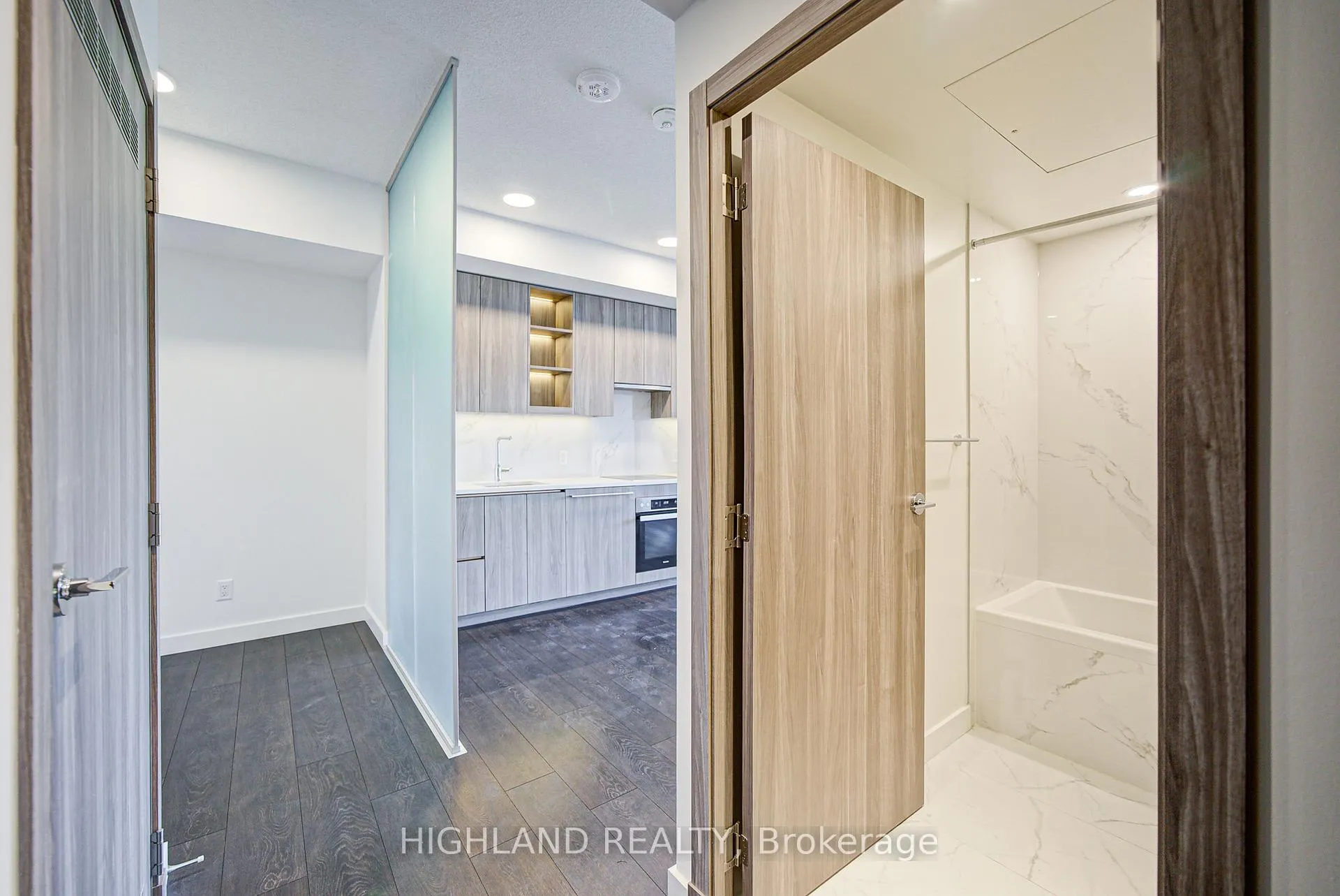 Photo 4 of Unit 608, 25 McMahon Drive, North York, Bayview Village — HOMEH
