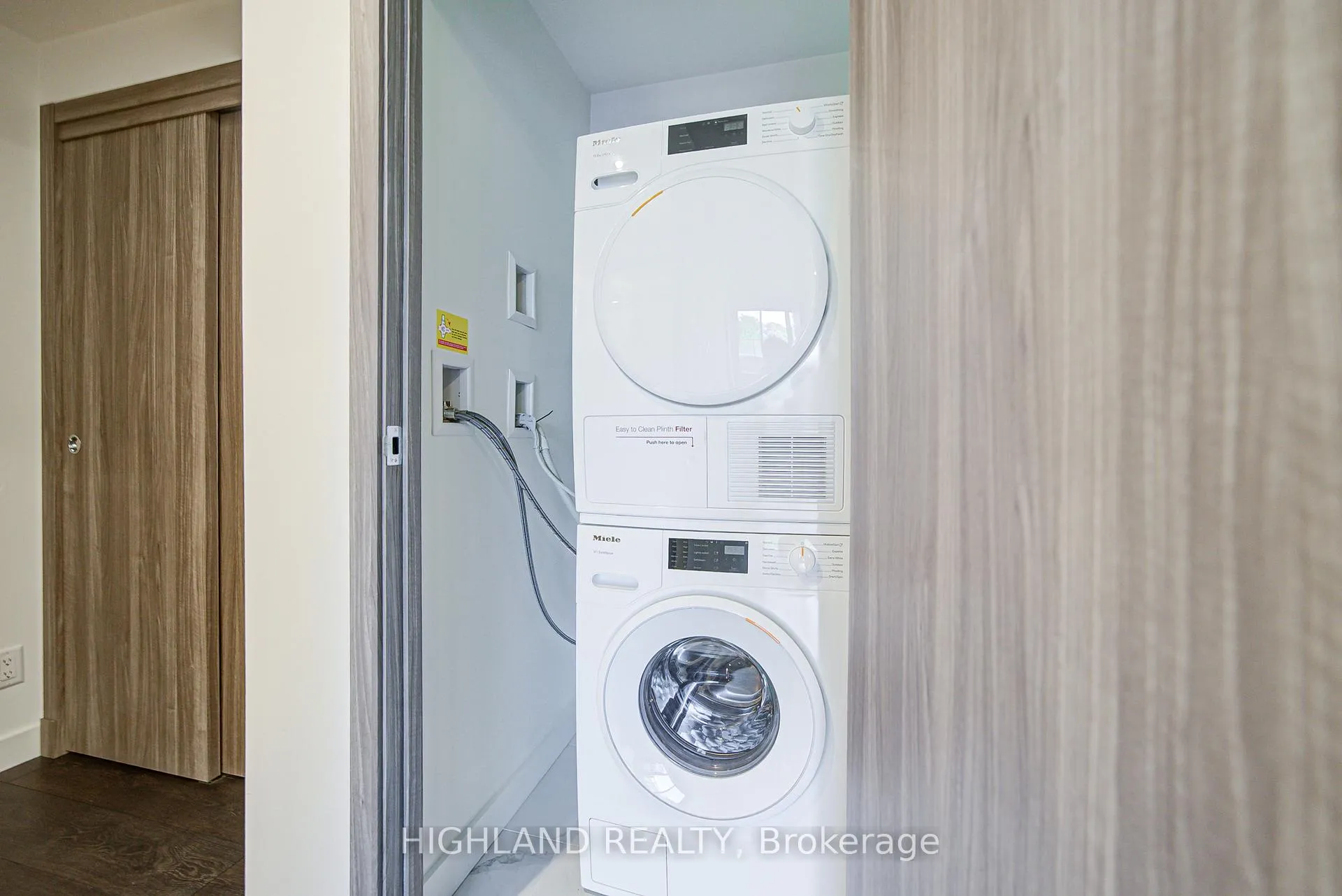 Photo 7 of Unit 608, 25 McMahon Drive, North York, Bayview Village — HOMEH