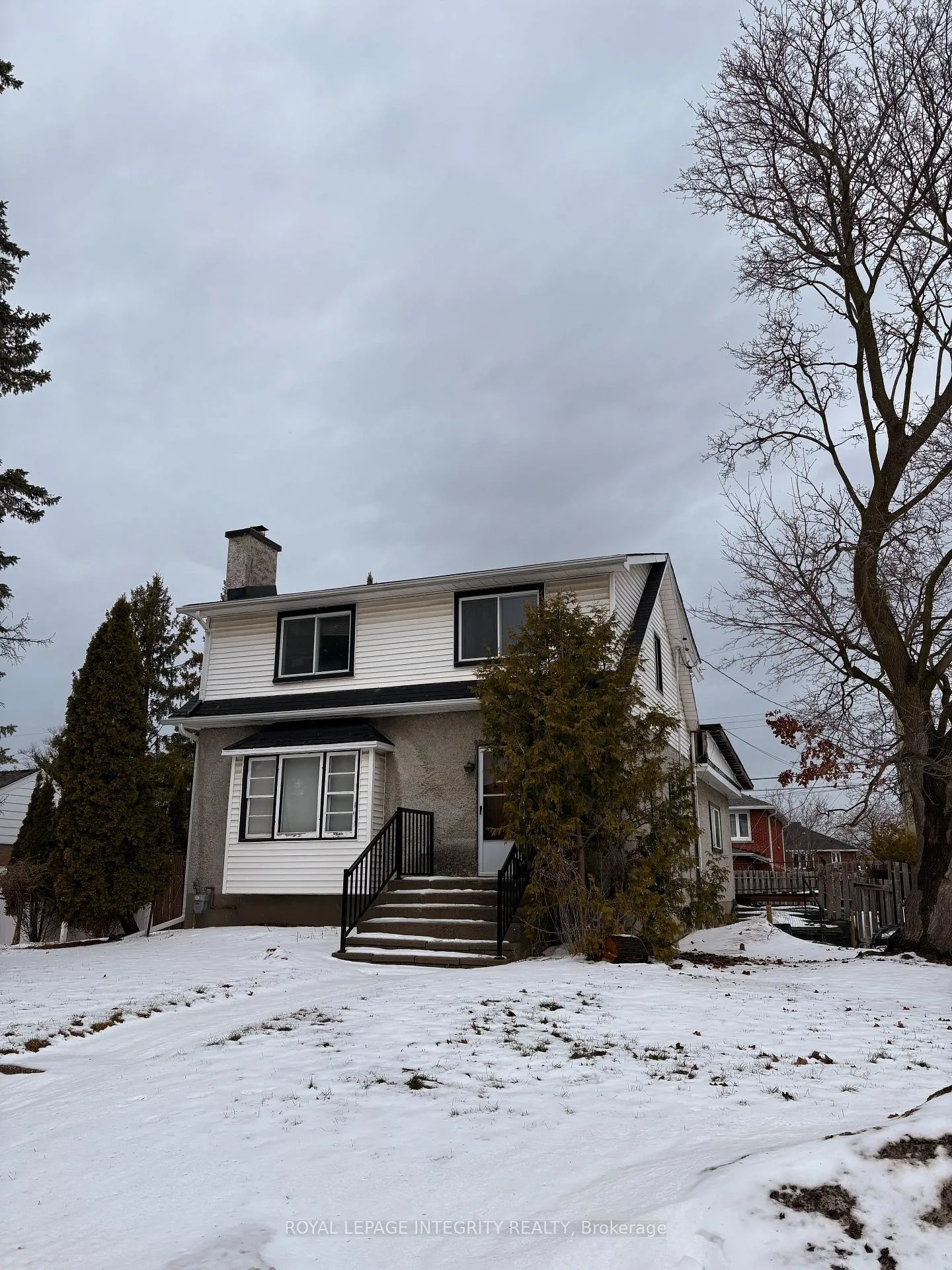 Front of 1085 Richard Avenue