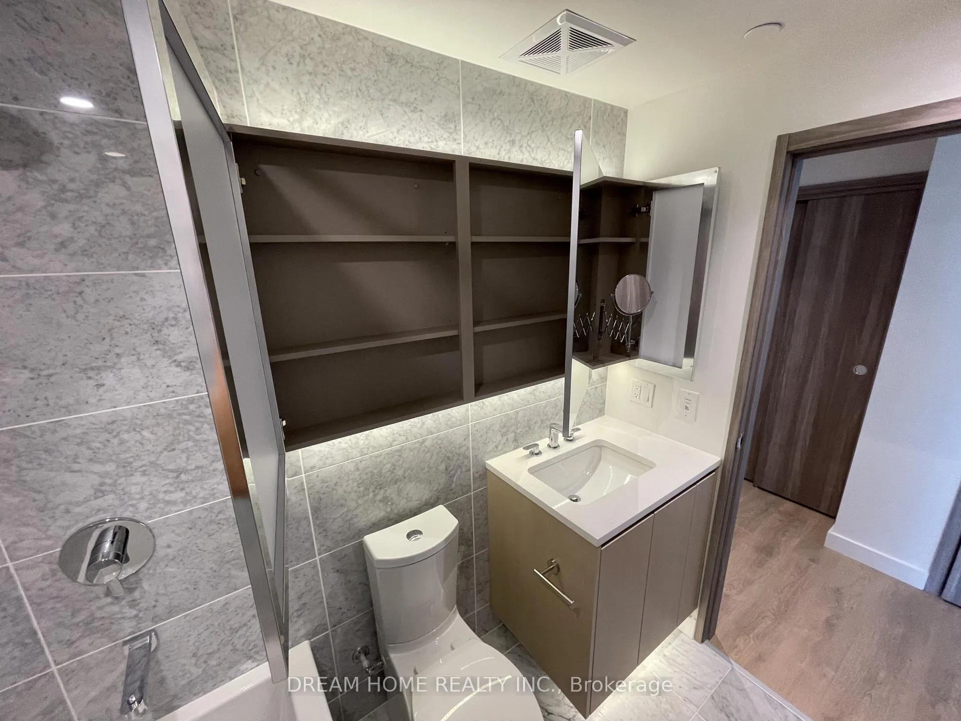 Photo 8 of Unit 701, 85 McMahon Drive, North York, Bayview Village — HOMEH
