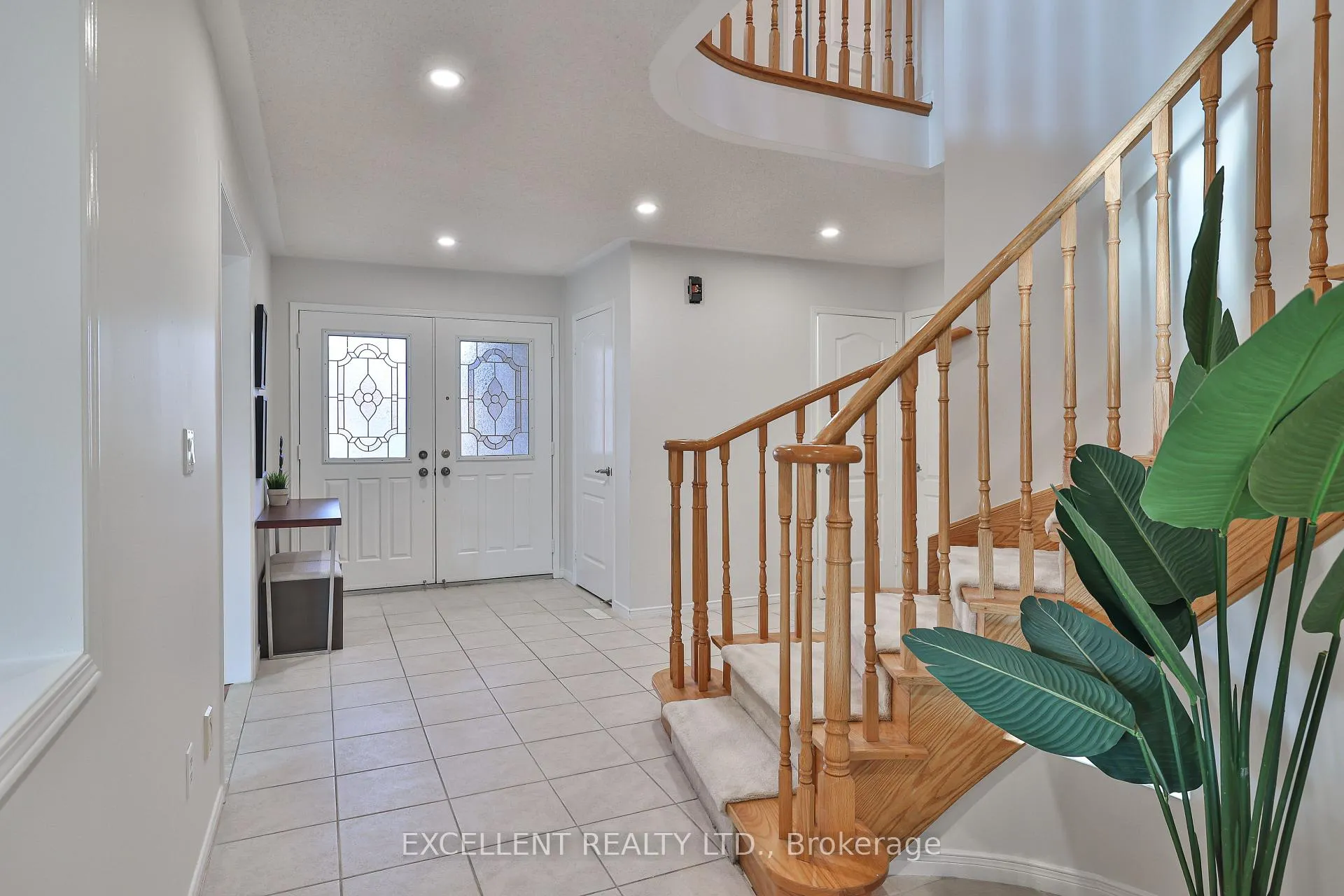 Photo 3 of 17 Charrington Crescent, Markham, Unionville — HOMEH