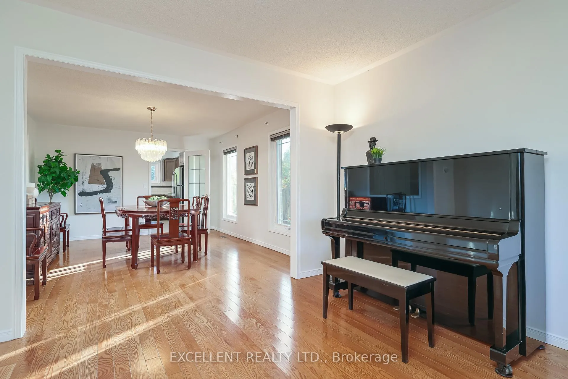 Photo 5 of 17 Charrington Crescent, Markham, Unionville — HOMEH