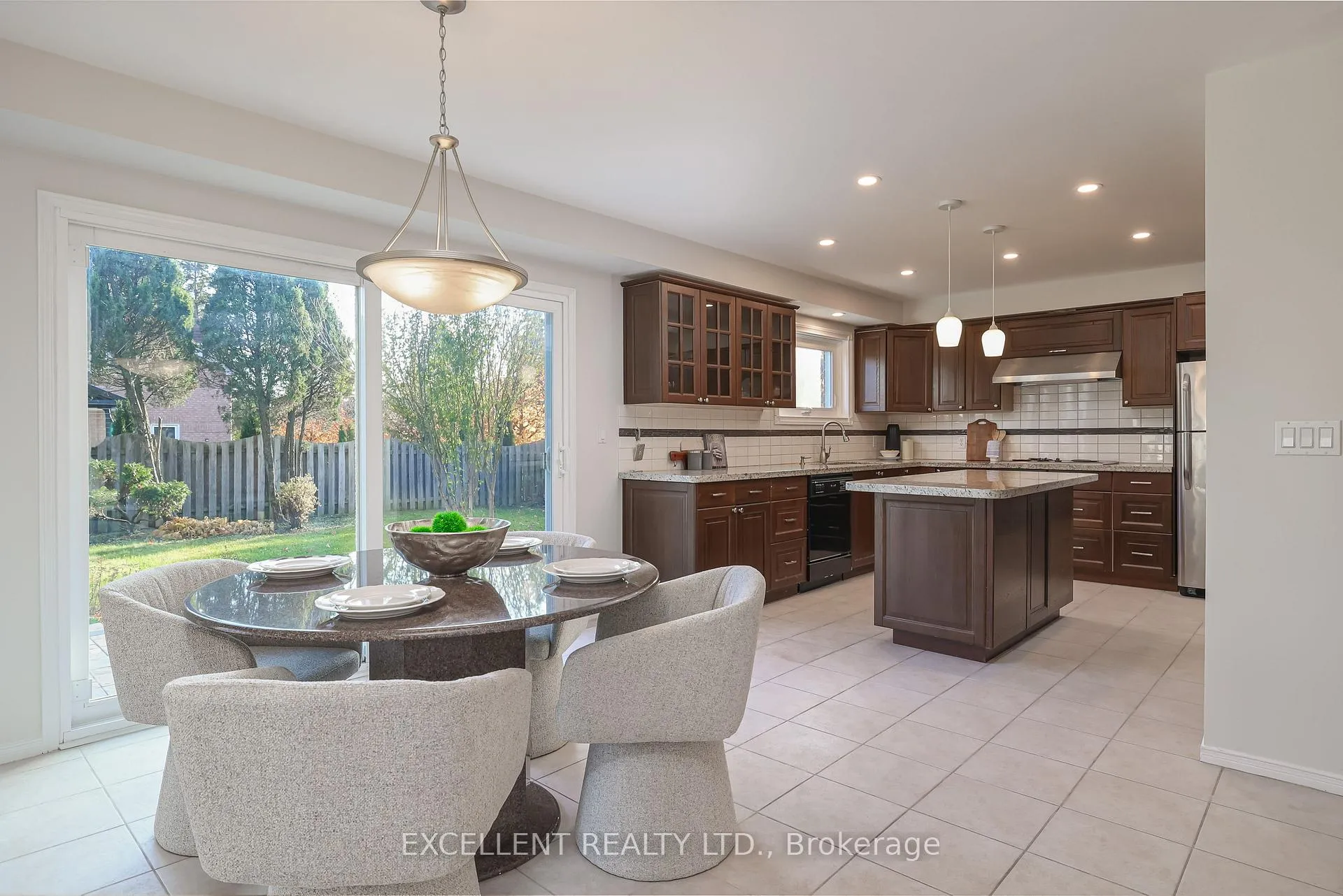 Photo 7 of 17 Charrington Crescent, Markham, Unionville — HOMEH