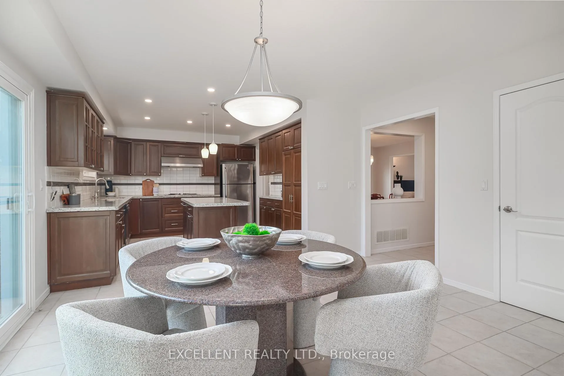 Photo 8 of 17 Charrington Crescent, Markham, Unionville — HOMEH