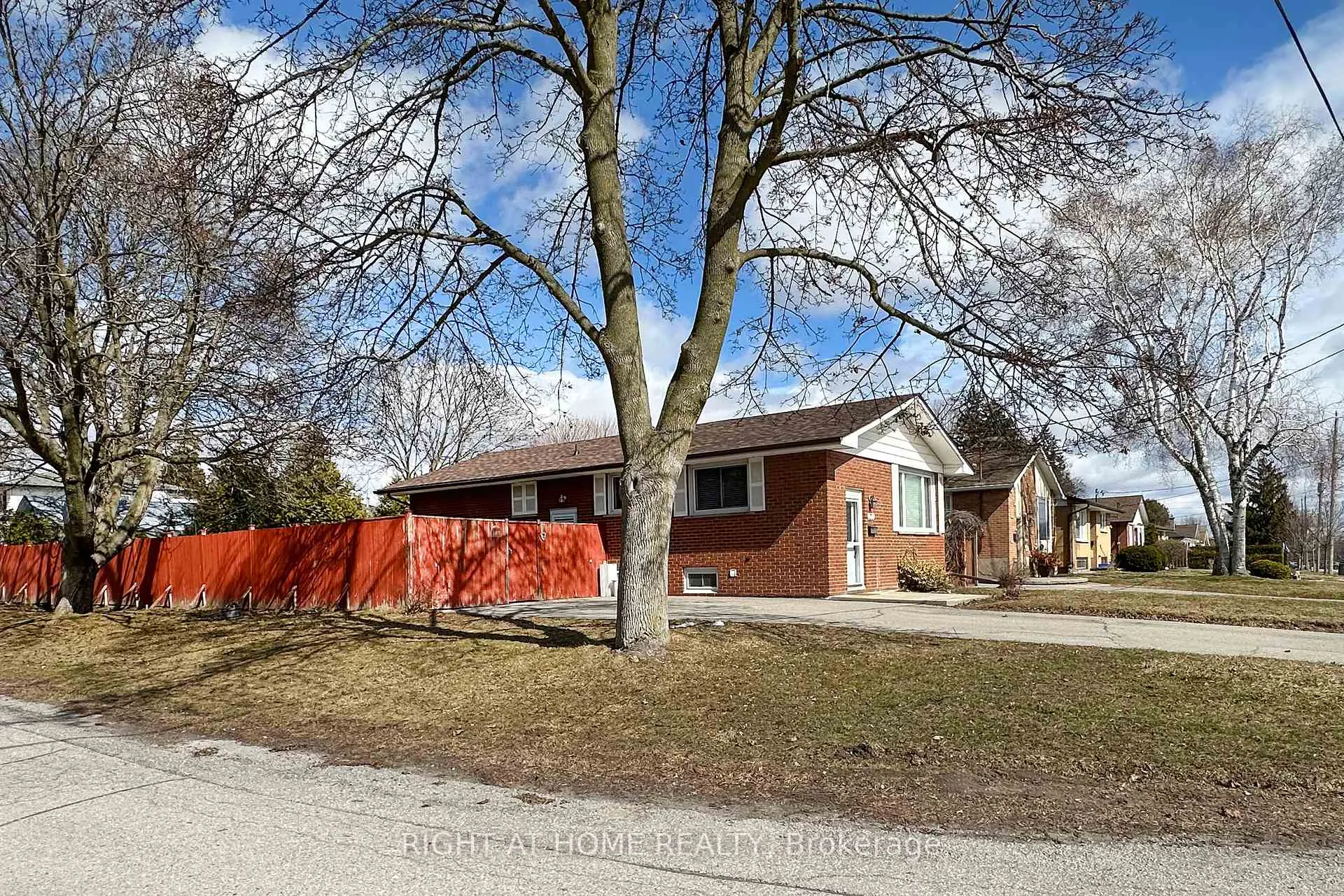 Photo 4 of 22 Sunset Road, Clarington, Bowmanville — HOMEH