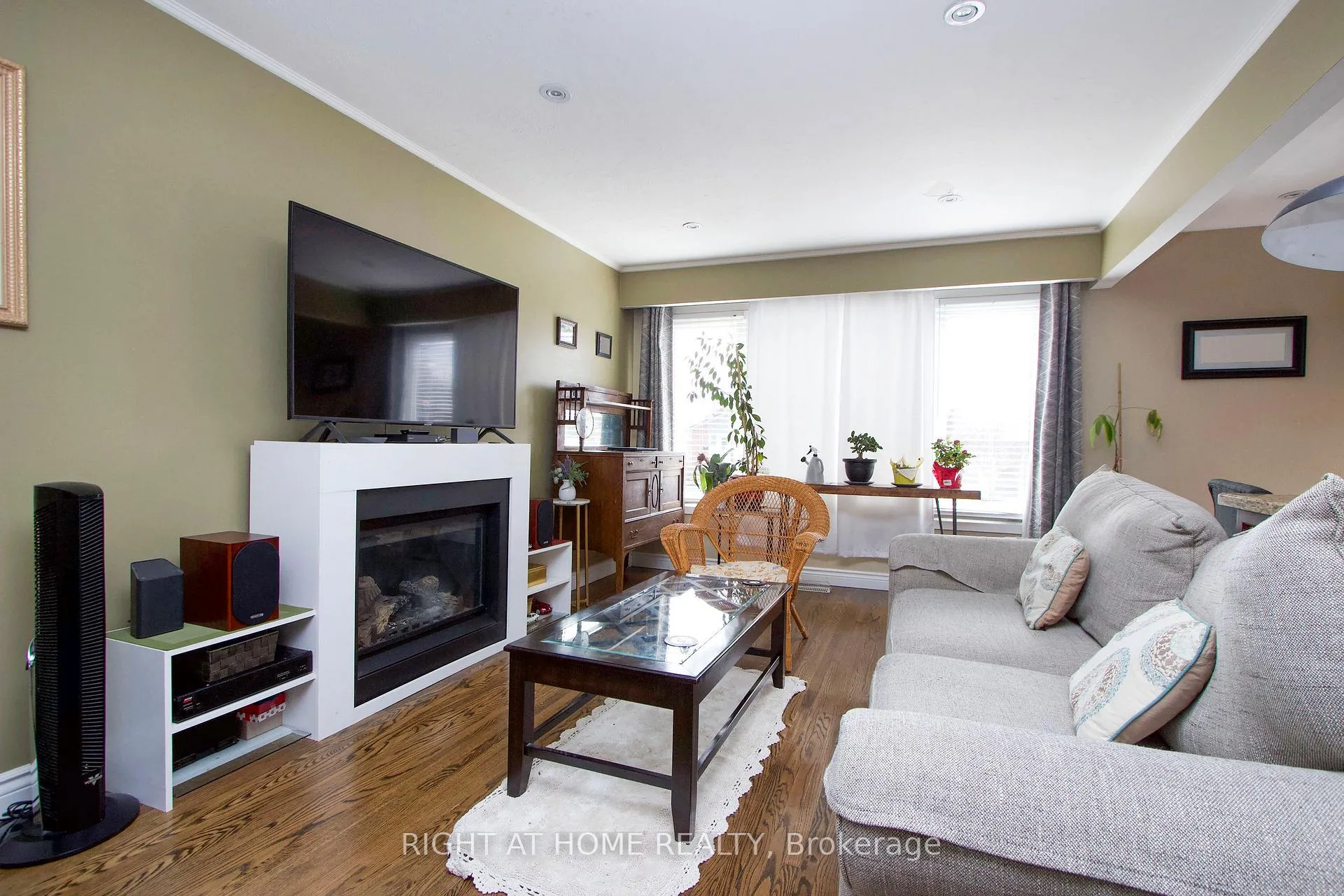 Photo 5 of 22 Sunset Road, Clarington, Bowmanville — HOMEH