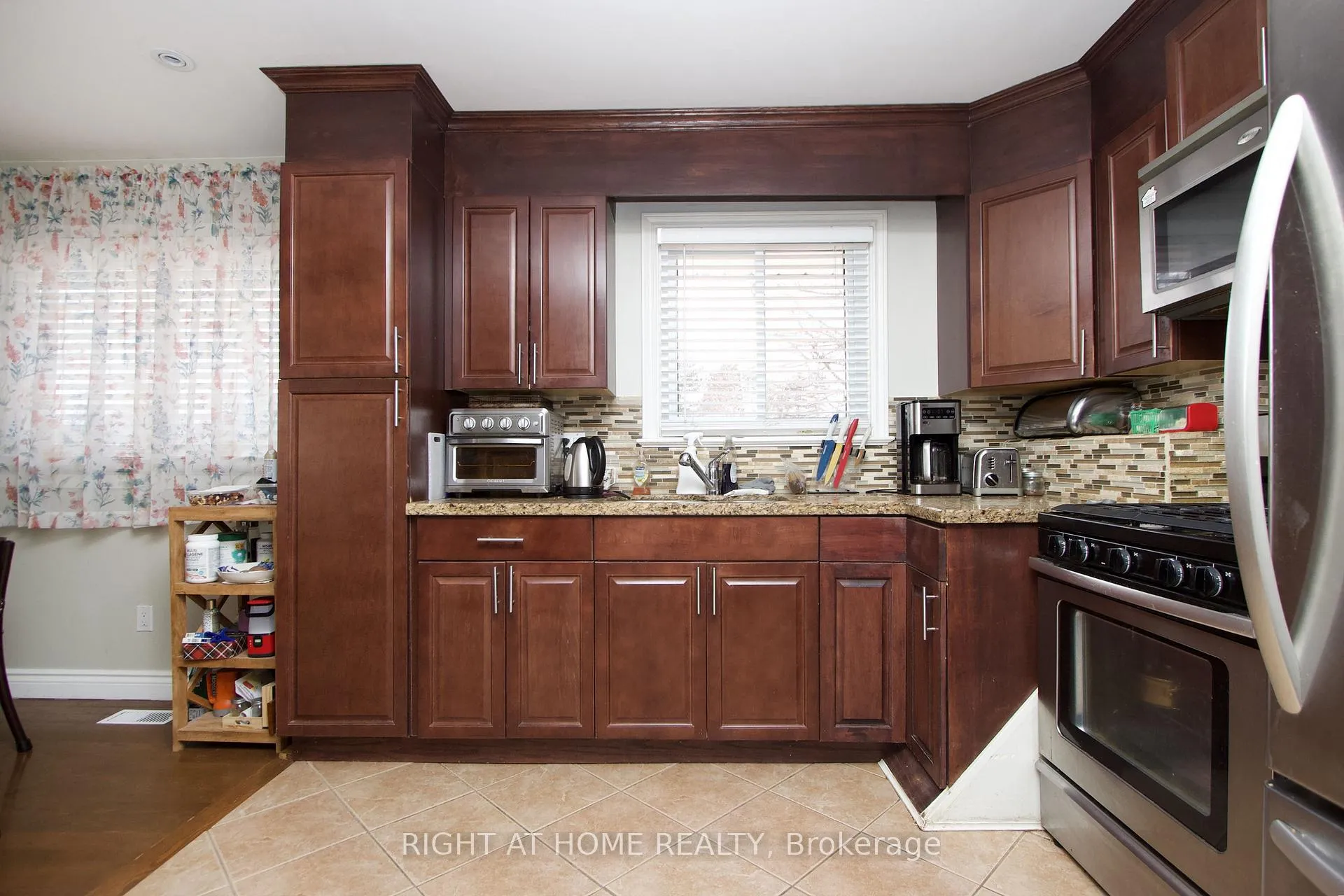 Photo 9 of 22 Sunset Road, Clarington, Bowmanville — HOMEH
