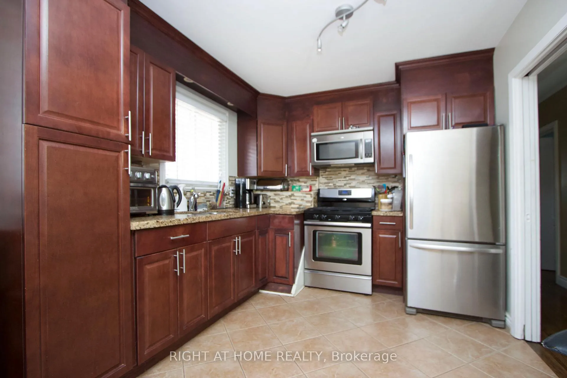 Photo 10 of 22 Sunset Road, Clarington, Bowmanville — HOMEH