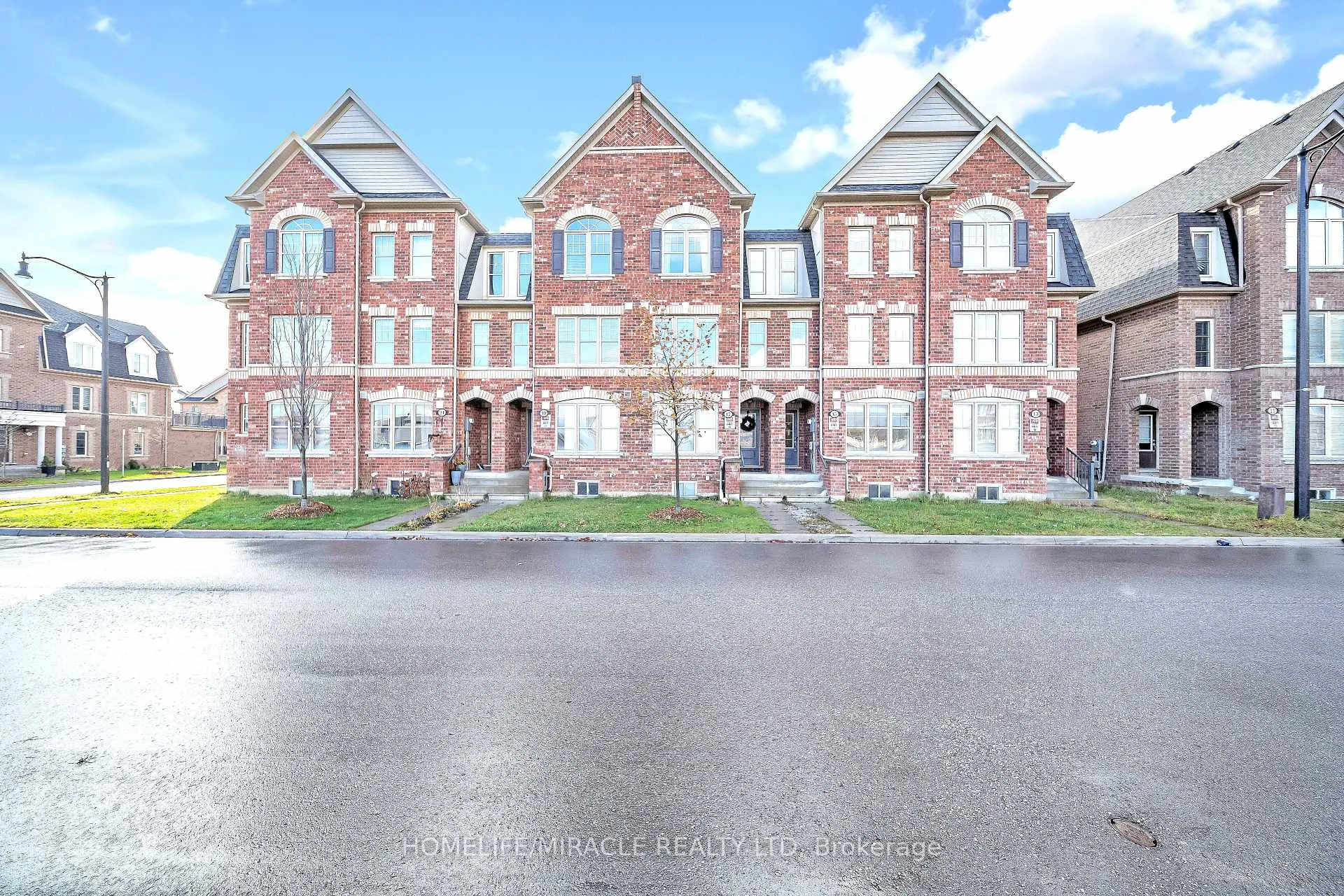 Photo 3 of 15 Finegan Circle, Brampton, Northwest Brampton — HOMEH
