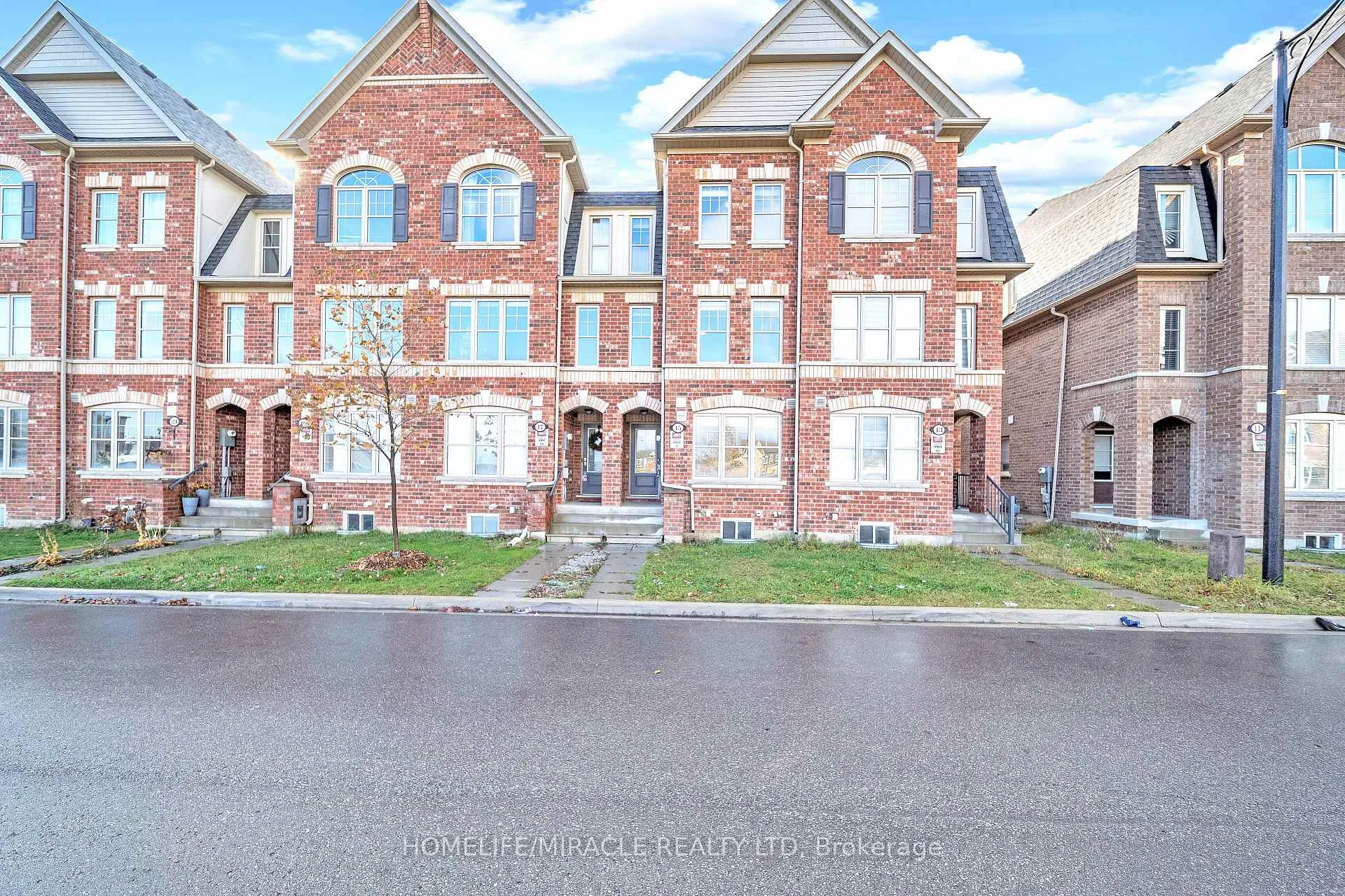 Photo 4 of 15 Finegan Circle, Brampton, Northwest Brampton — HOMEH
