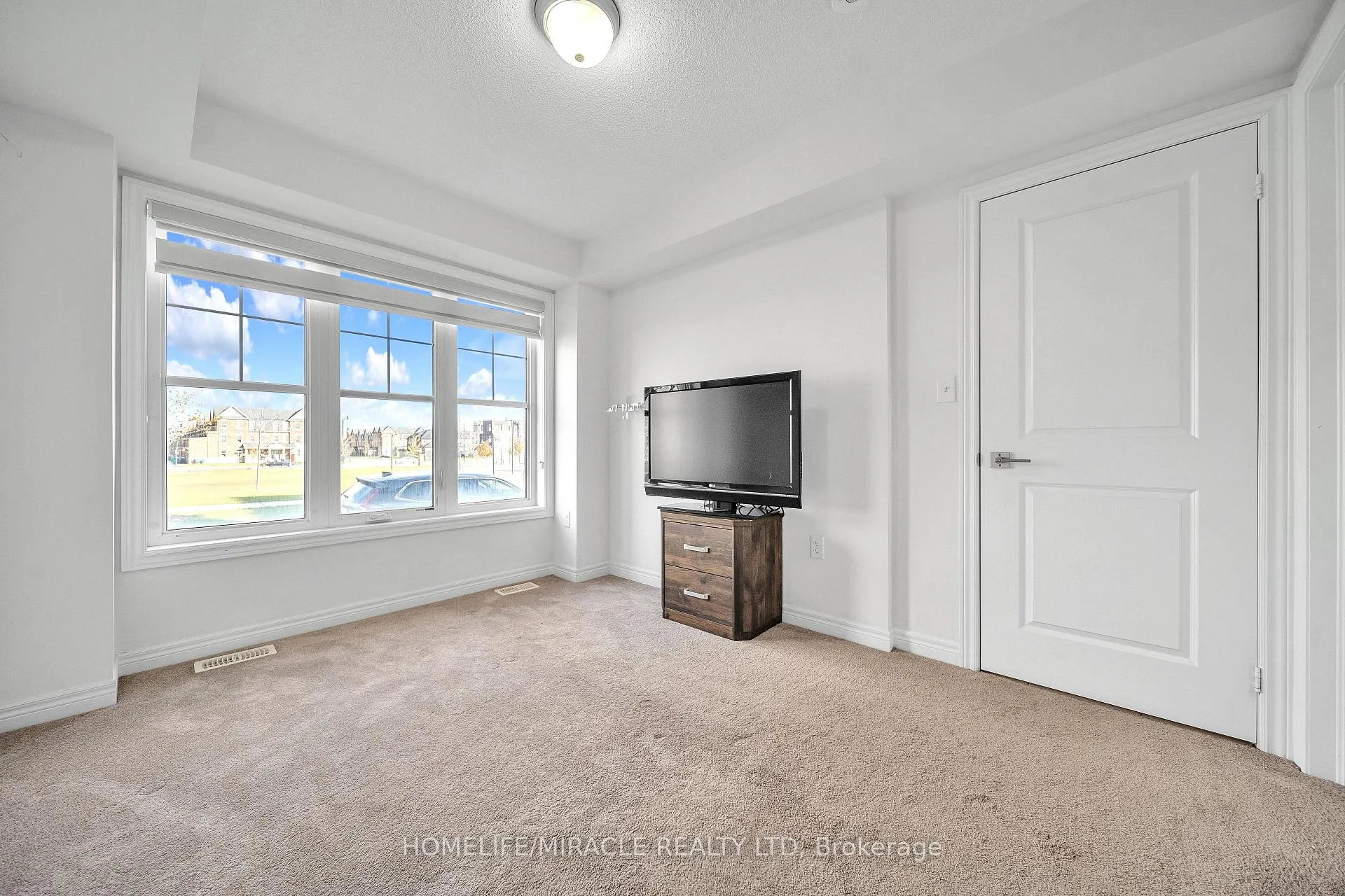 Photo 8 of 15 Finegan Circle, Brampton, Northwest Brampton — HOMEH
