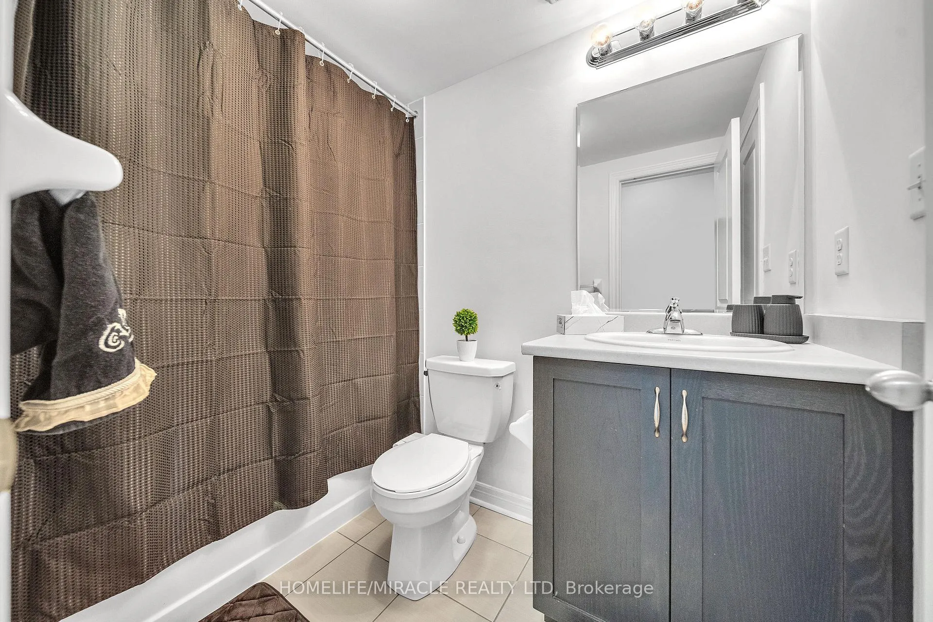 Photo 11 of 15 Finegan Circle, Brampton, Northwest Brampton — HOMEH
