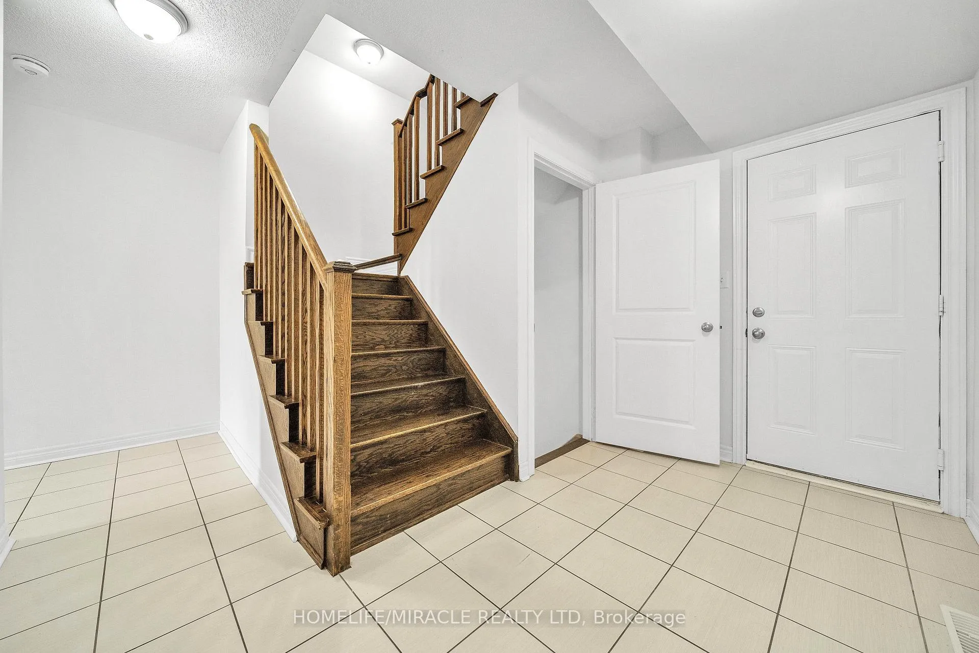Photo 12 of 15 Finegan Circle, Brampton, Northwest Brampton — HOMEH