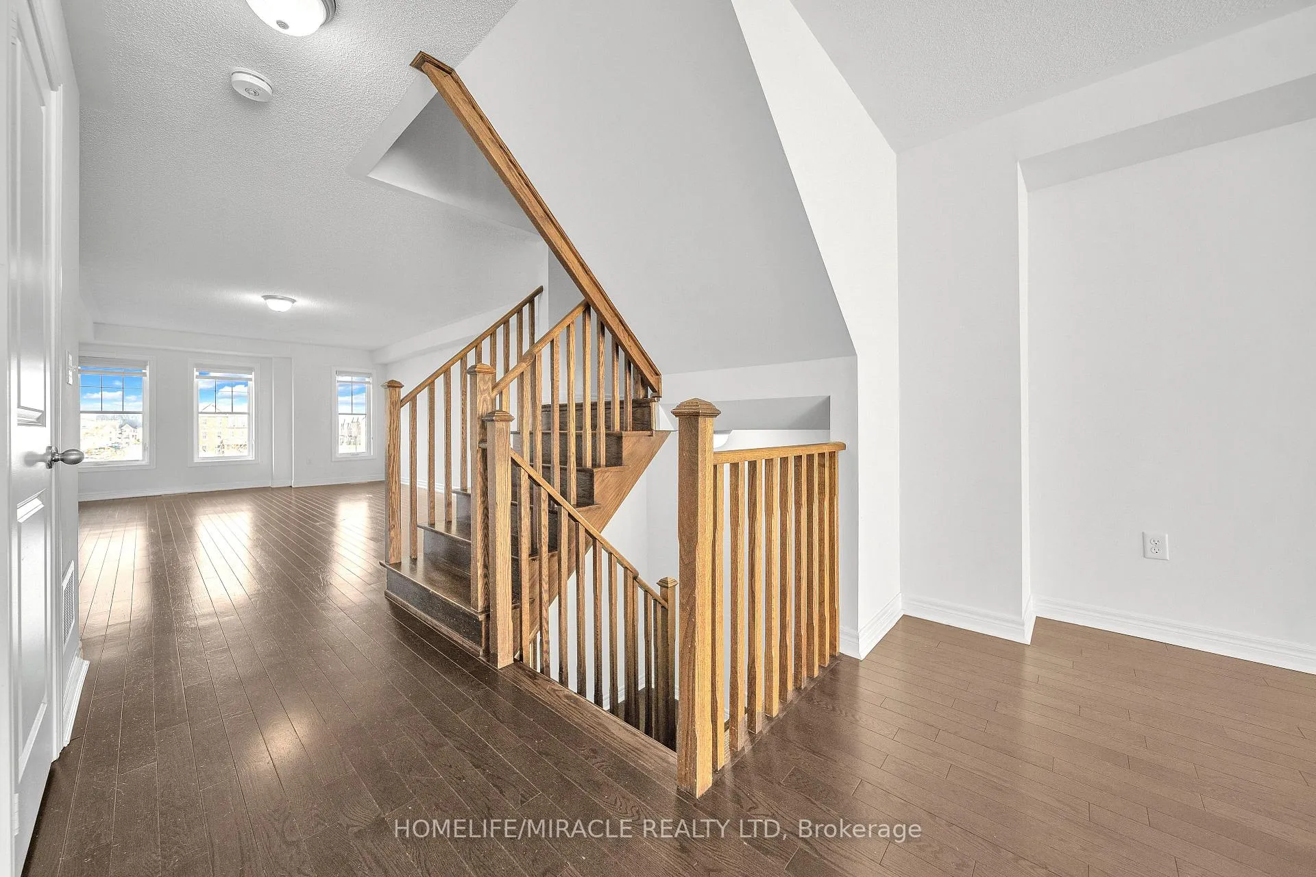 Photo 13 of 15 Finegan Circle, Brampton, Northwest Brampton — HOMEH