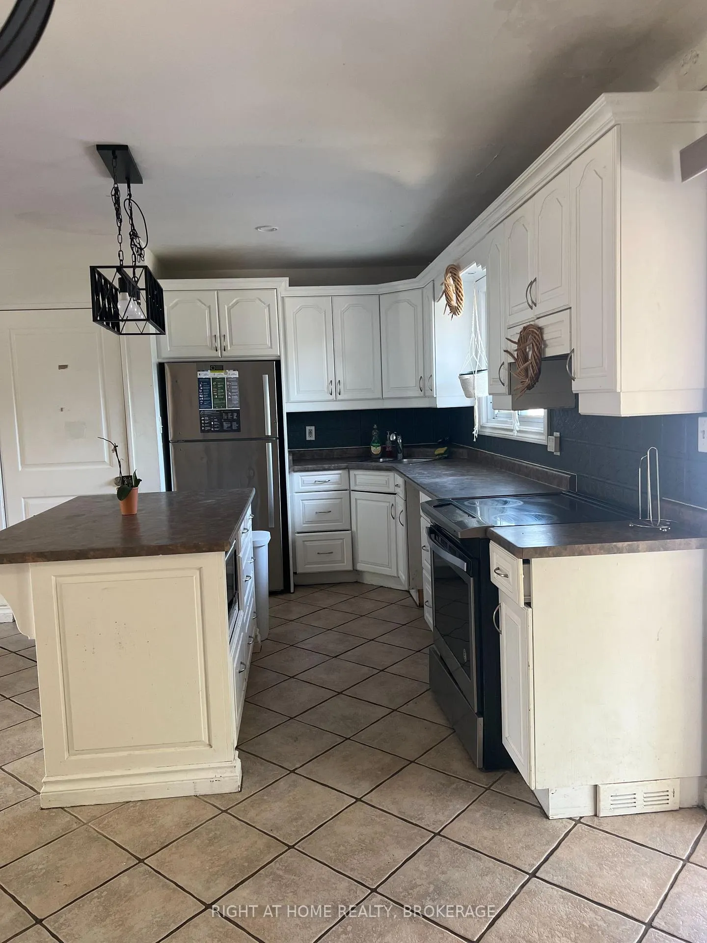 Photo 4 of 24 Grandview Drive, St. Catharines, Port Weller — HOMEH