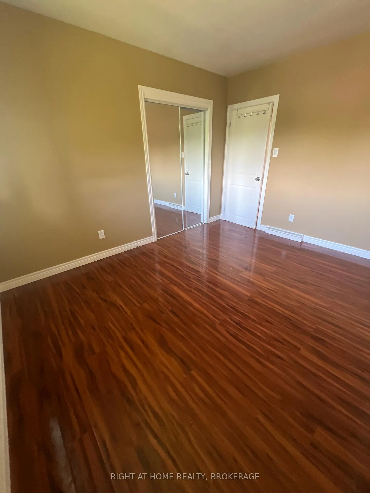Photo 6 of 24 Grandview Drive, St. Catharines, Port Weller — HOMEH