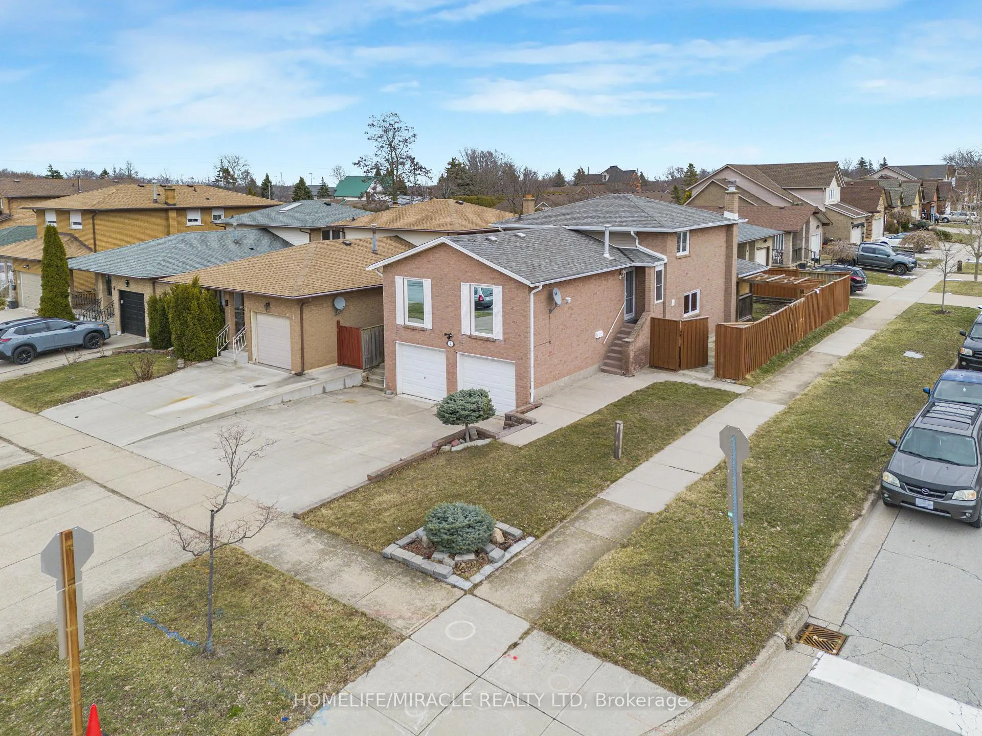 Photo 3 of 2 Envoy Boulevard, Hamilton, Stoney Creek — HOMEH