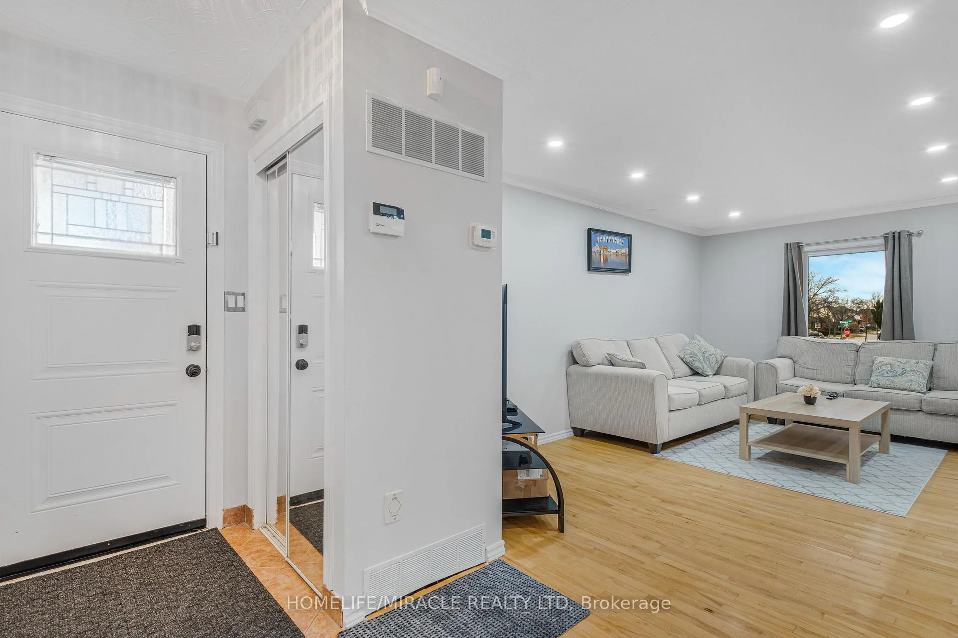 Photo 5 of 2 Envoy Boulevard, Hamilton, Stoney Creek — HOMEH