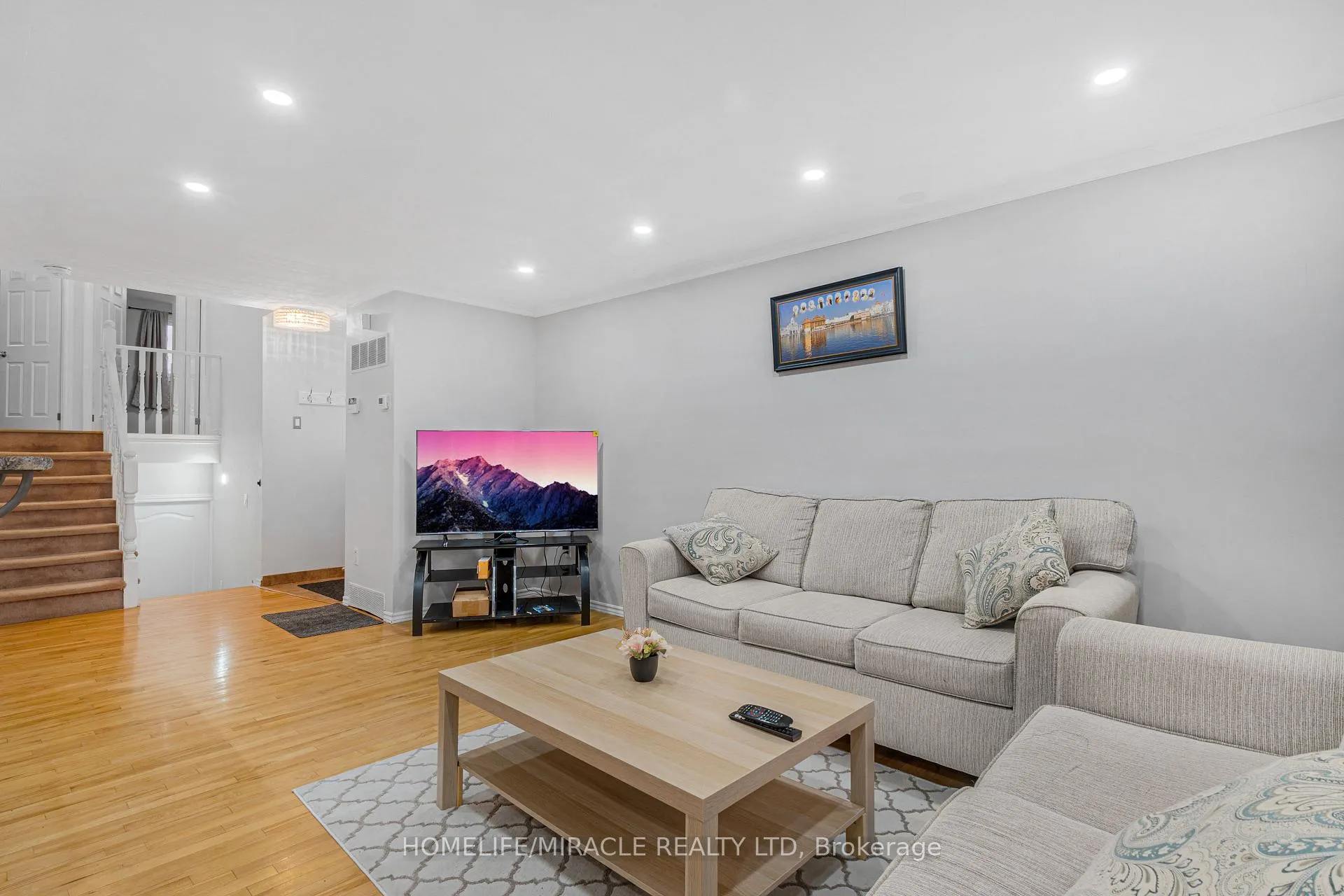 Photo 7 of 2 Envoy Boulevard, Hamilton, Stoney Creek — HOMEH