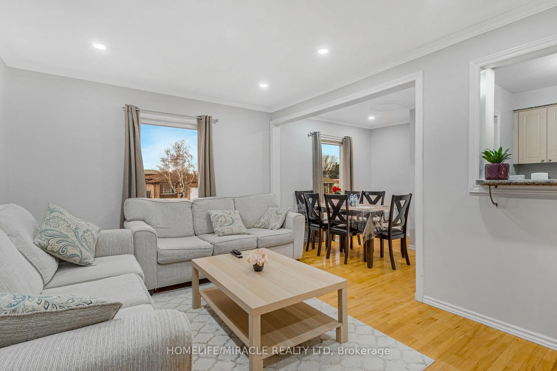 Photo 8 of 2 Envoy Boulevard, Hamilton, Stoney Creek — HOMEH