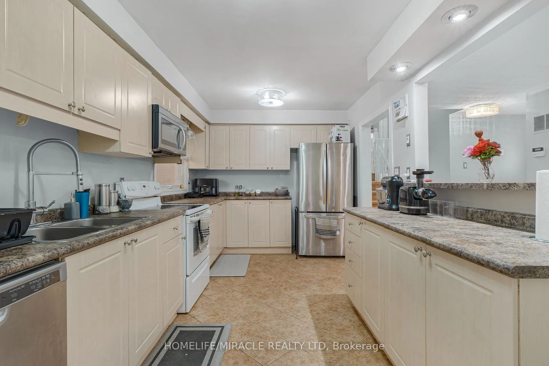 Photo 10 of 2 Envoy Boulevard, Hamilton, Stoney Creek — HOMEH