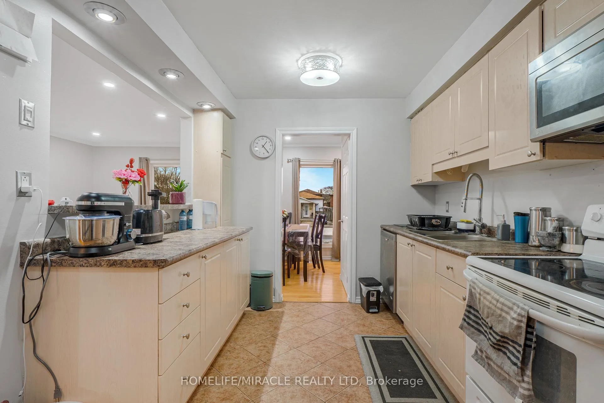 Photo 11 of 2 Envoy Boulevard, Hamilton, Stoney Creek — HOMEH