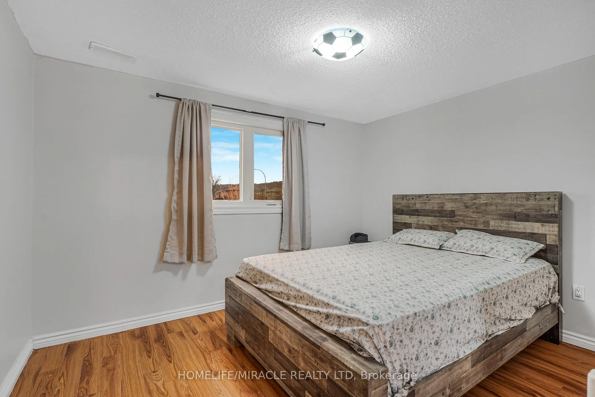 Photo 17 of 2 Envoy Boulevard, Hamilton, Stoney Creek — HOMEH