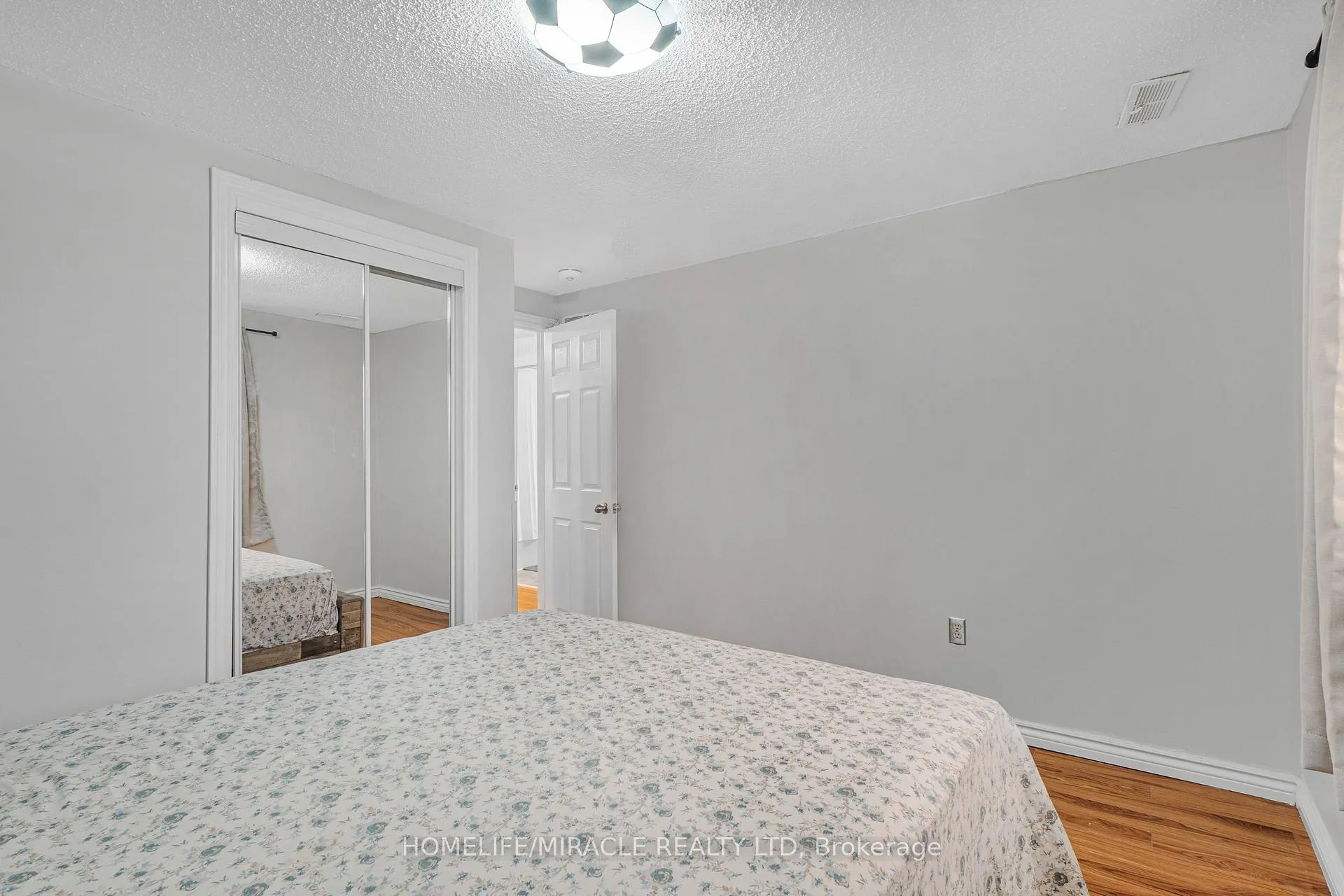 Photo 18 of 2 Envoy Boulevard, Hamilton, Stoney Creek — HOMEH
