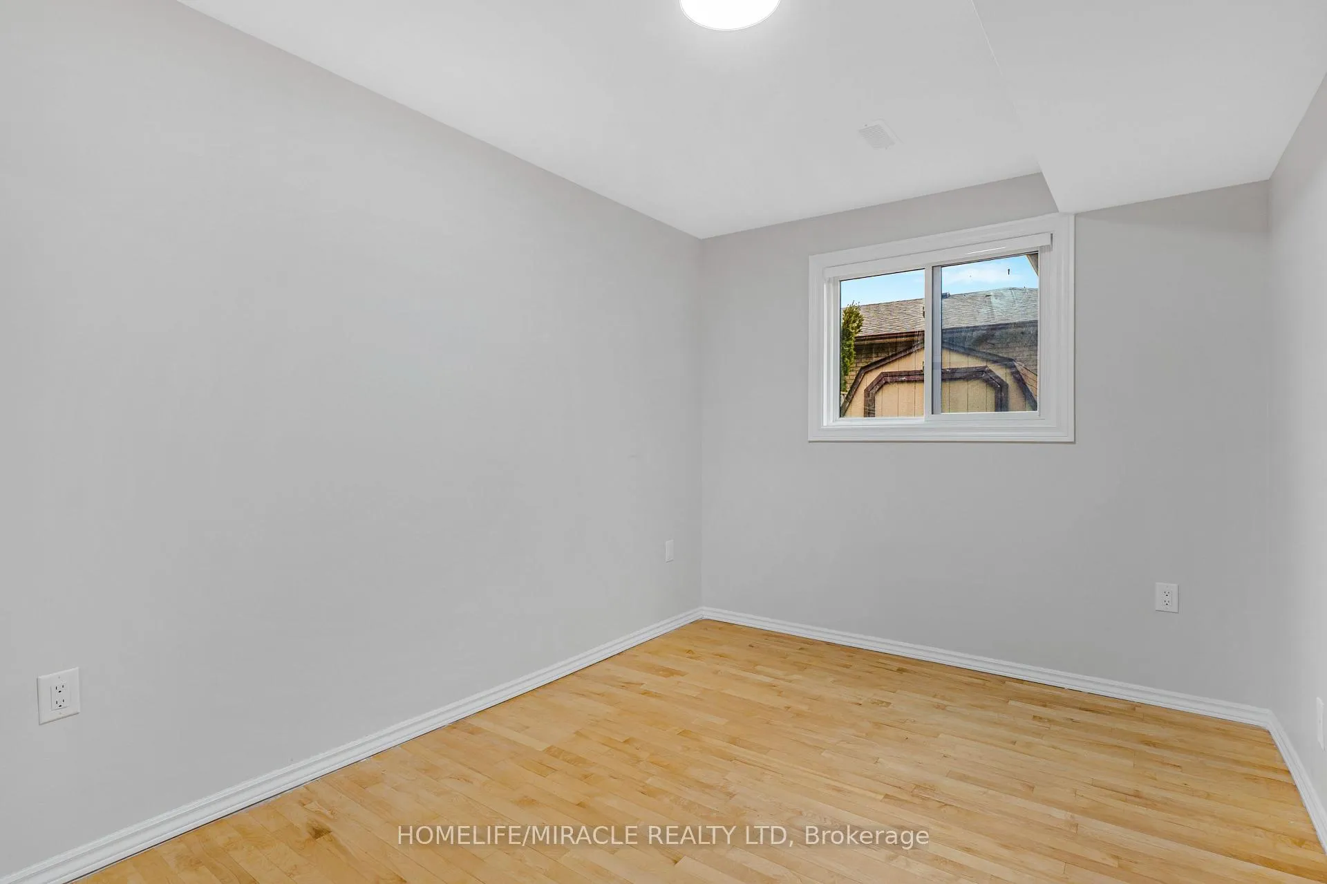 Photo 22 of 2 Envoy Boulevard, Hamilton, Stoney Creek — HOMEH
