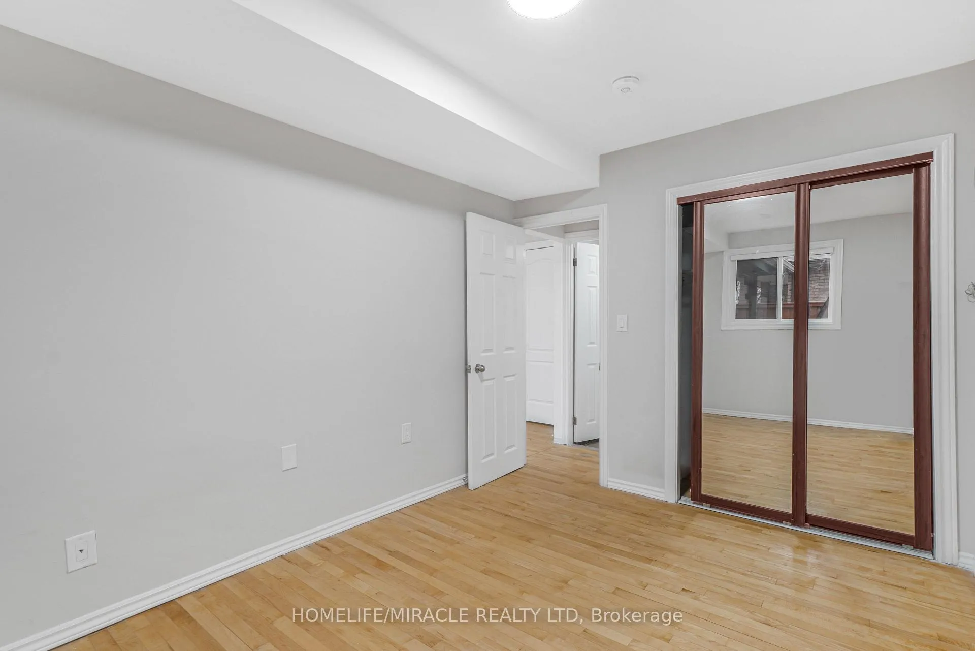 Photo 23 of 2 Envoy Boulevard, Hamilton, Stoney Creek — HOMEH