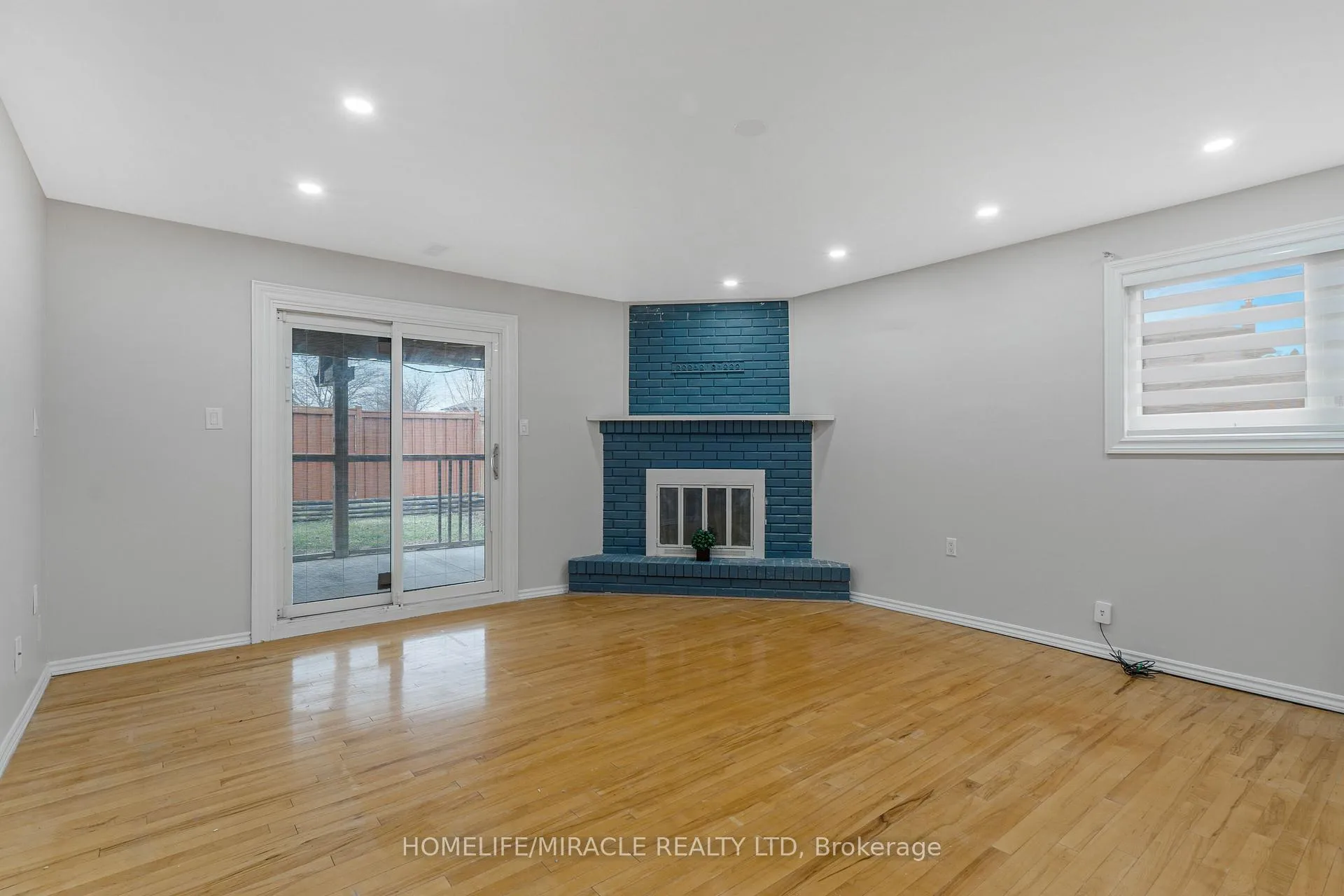 Photo 25 of 2 Envoy Boulevard, Hamilton, Stoney Creek — HOMEH
