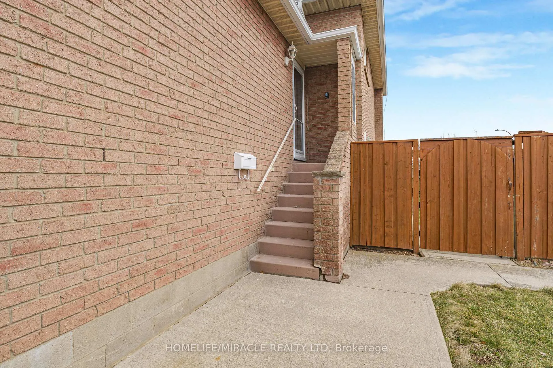 Photo 33 of 2 Envoy Boulevard, Hamilton, Stoney Creek — HOMEH
