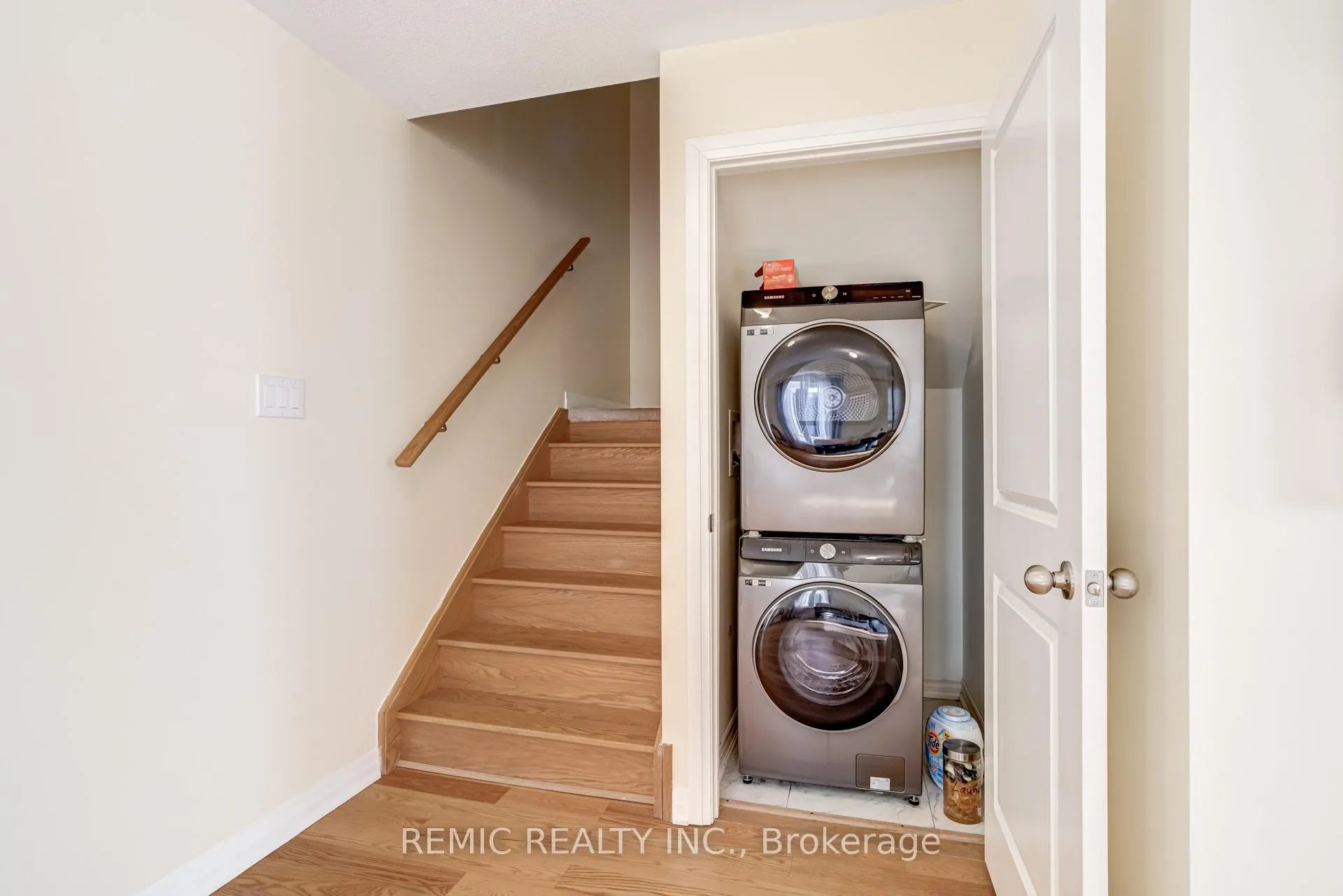 Photo 14 of 36 Sailors Landing, Clarington, Bowmanville — HOMEH