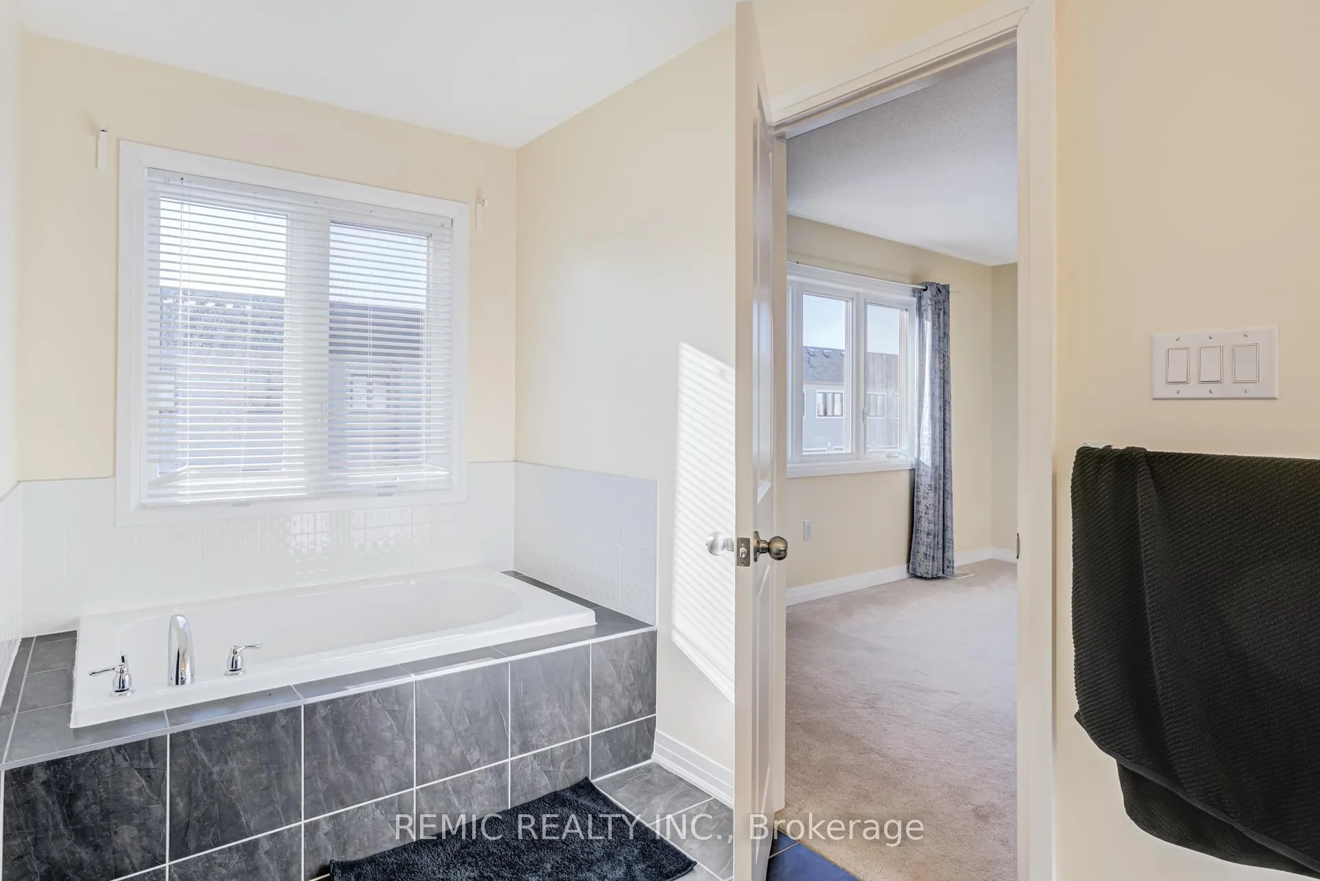Photo 20 of 36 Sailors Landing, Clarington, Bowmanville — HOMEH