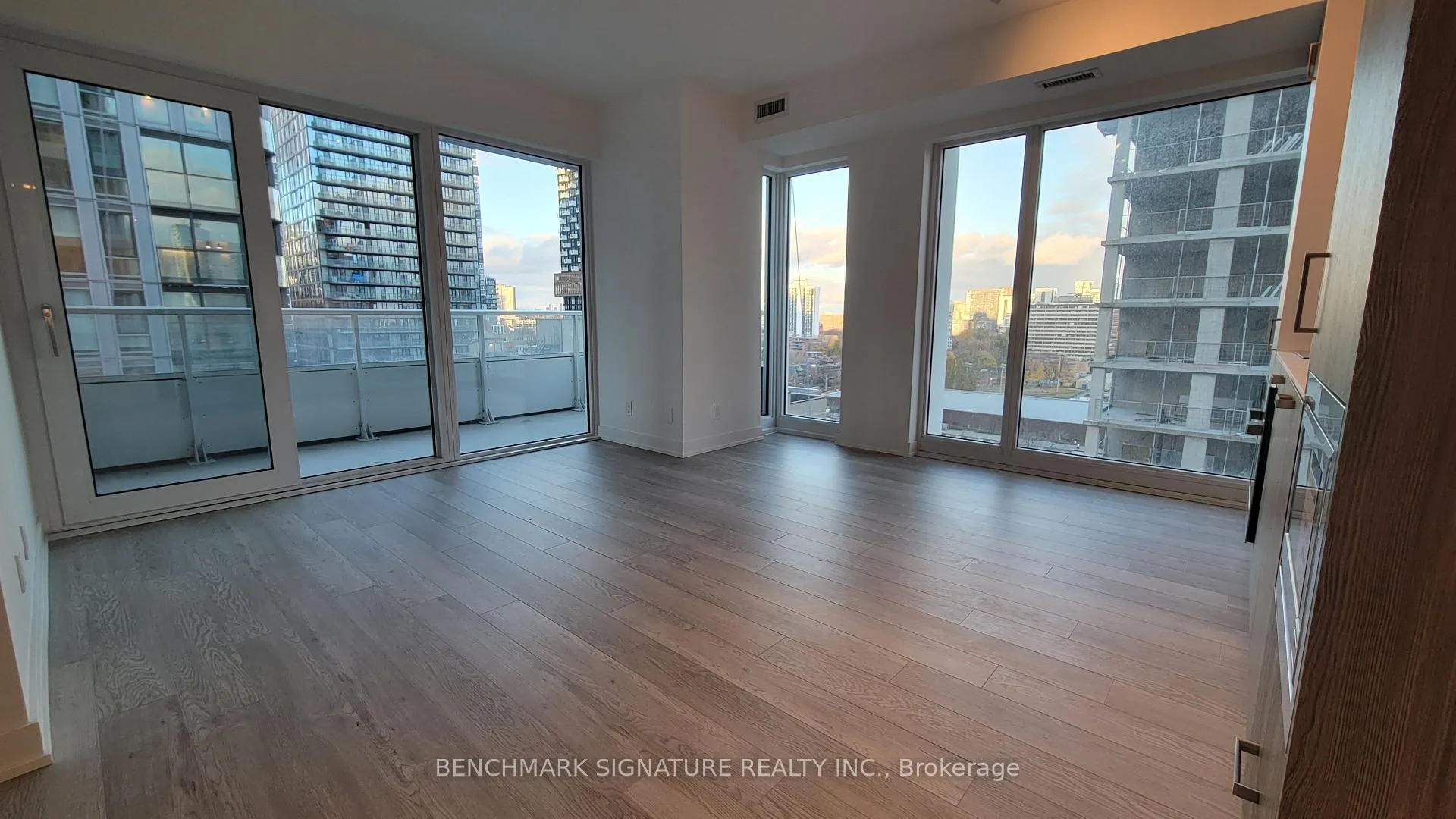 Photo 2 of Unit 1002, 88 Queen Street E, Toronto, Church-Yonge Corridor — HOMEH