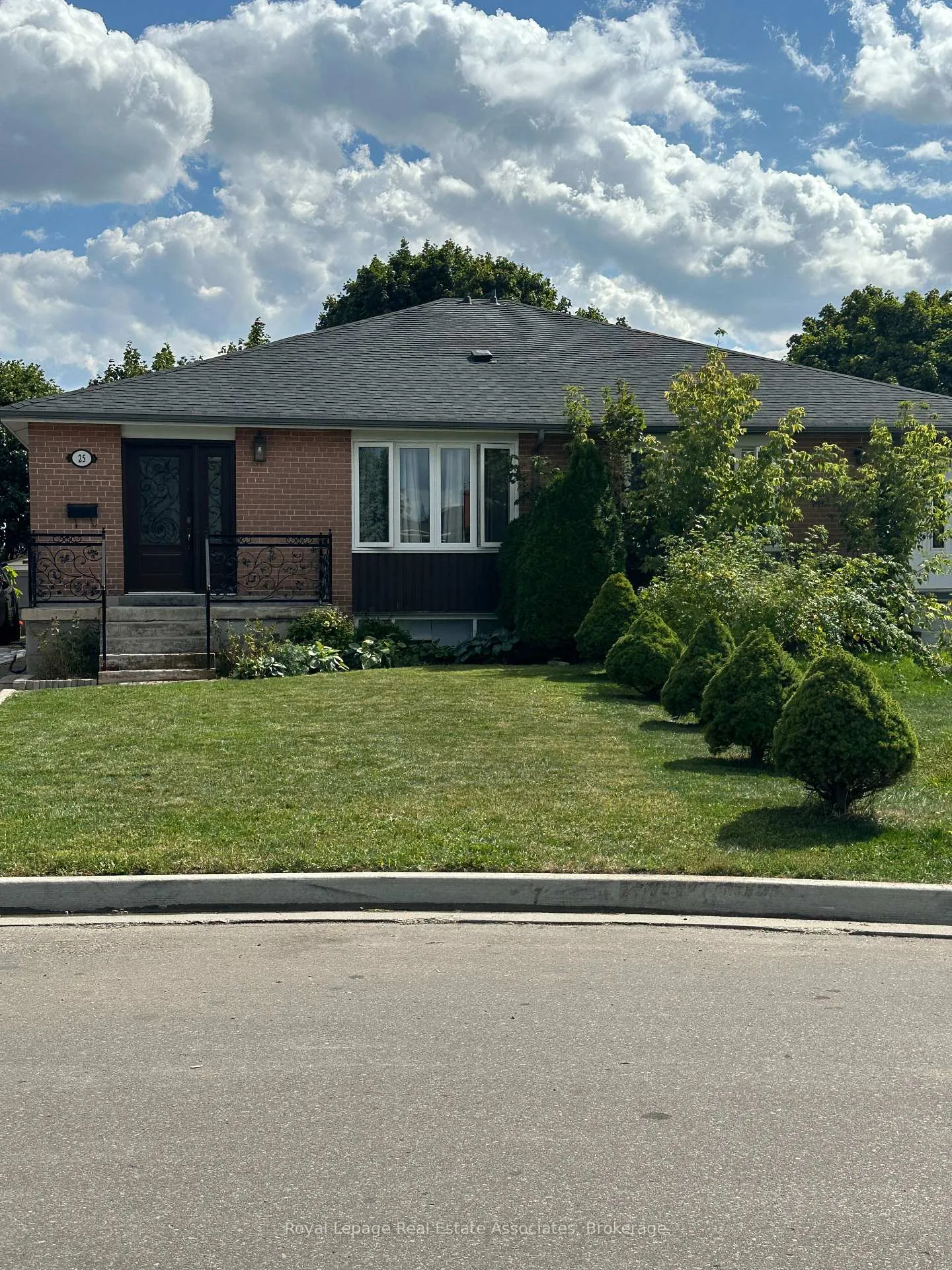 Photo 1 of Unit Main Floor, 25 Ashwood Crescent, Brampton, Avondale — HOMEH