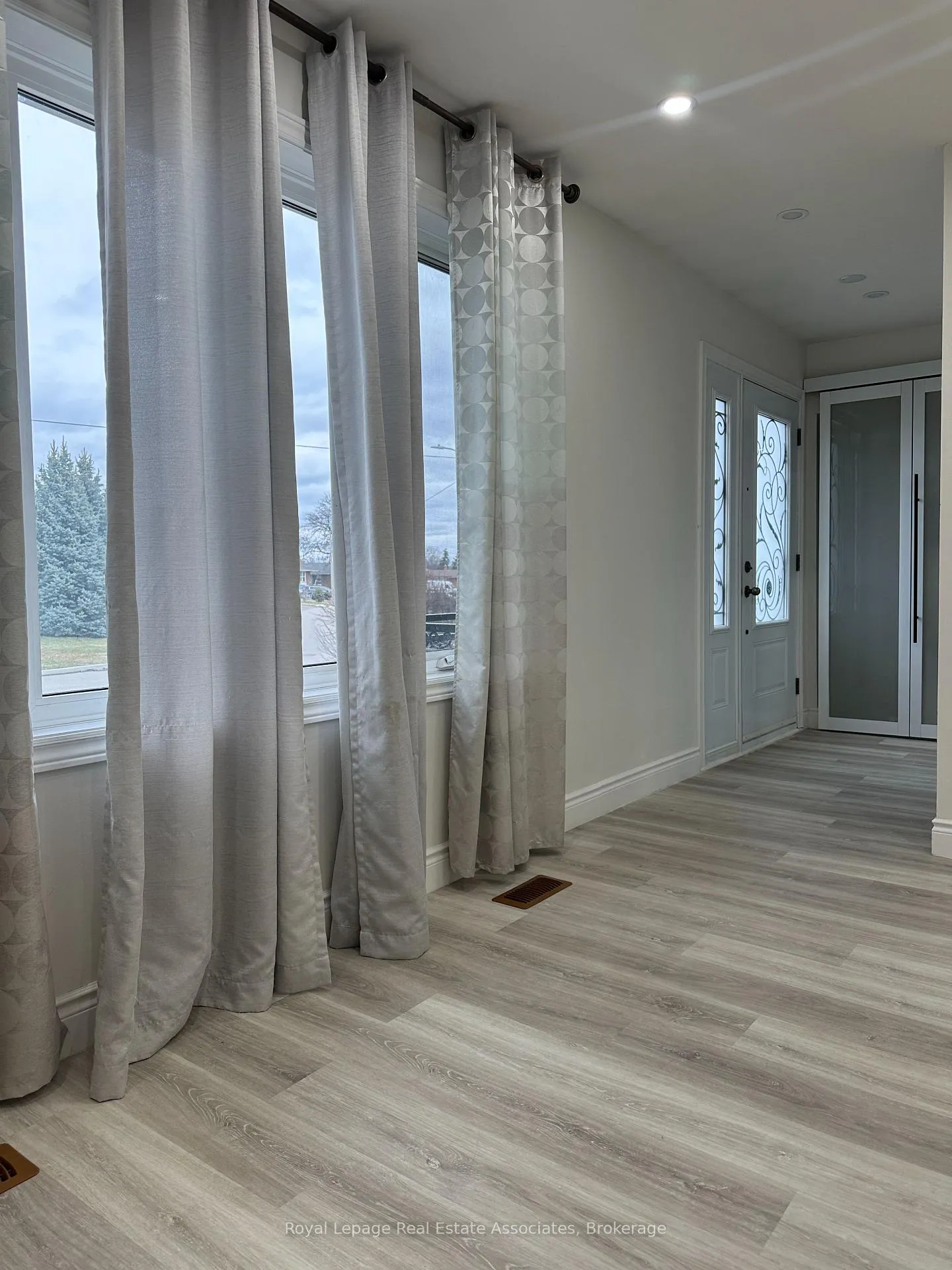 Photo 2 of Unit Main Floor, 25 Ashwood Crescent, Brampton, Avondale — HOMEH