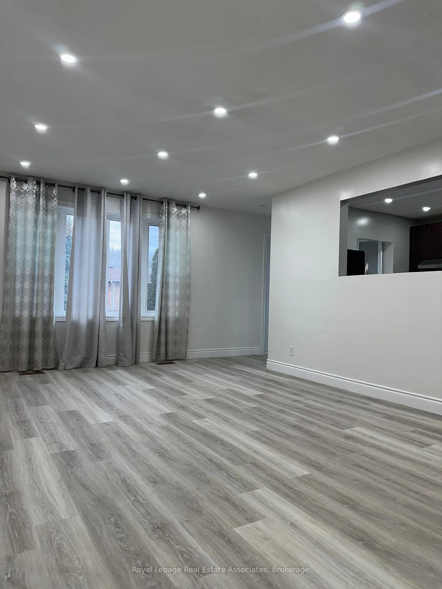 Photo 4 of Unit Main Floor, 25 Ashwood Crescent, Brampton, Avondale — HOMEH
