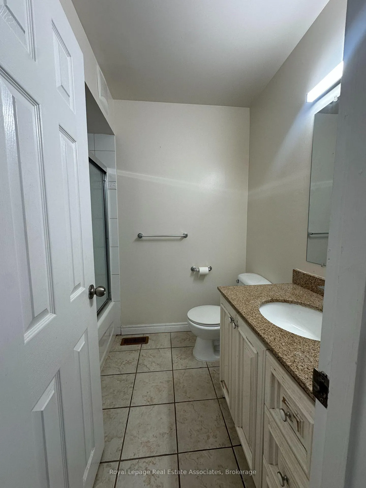 Photo 16 of Unit Main Floor, 25 Ashwood Crescent, Brampton, Avondale — HOMEH